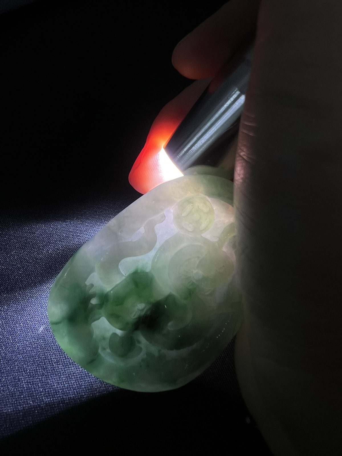 翡翠糯化种飘绿生肖蛇牌