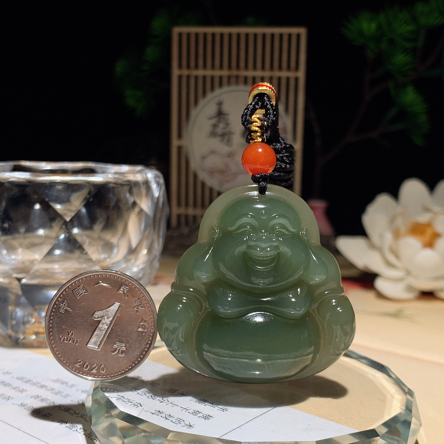 和田玉湖水绿佛引福来挂件。尺寸40/40/11重27克  手推出油。玉质细腻油润。品相大气206430