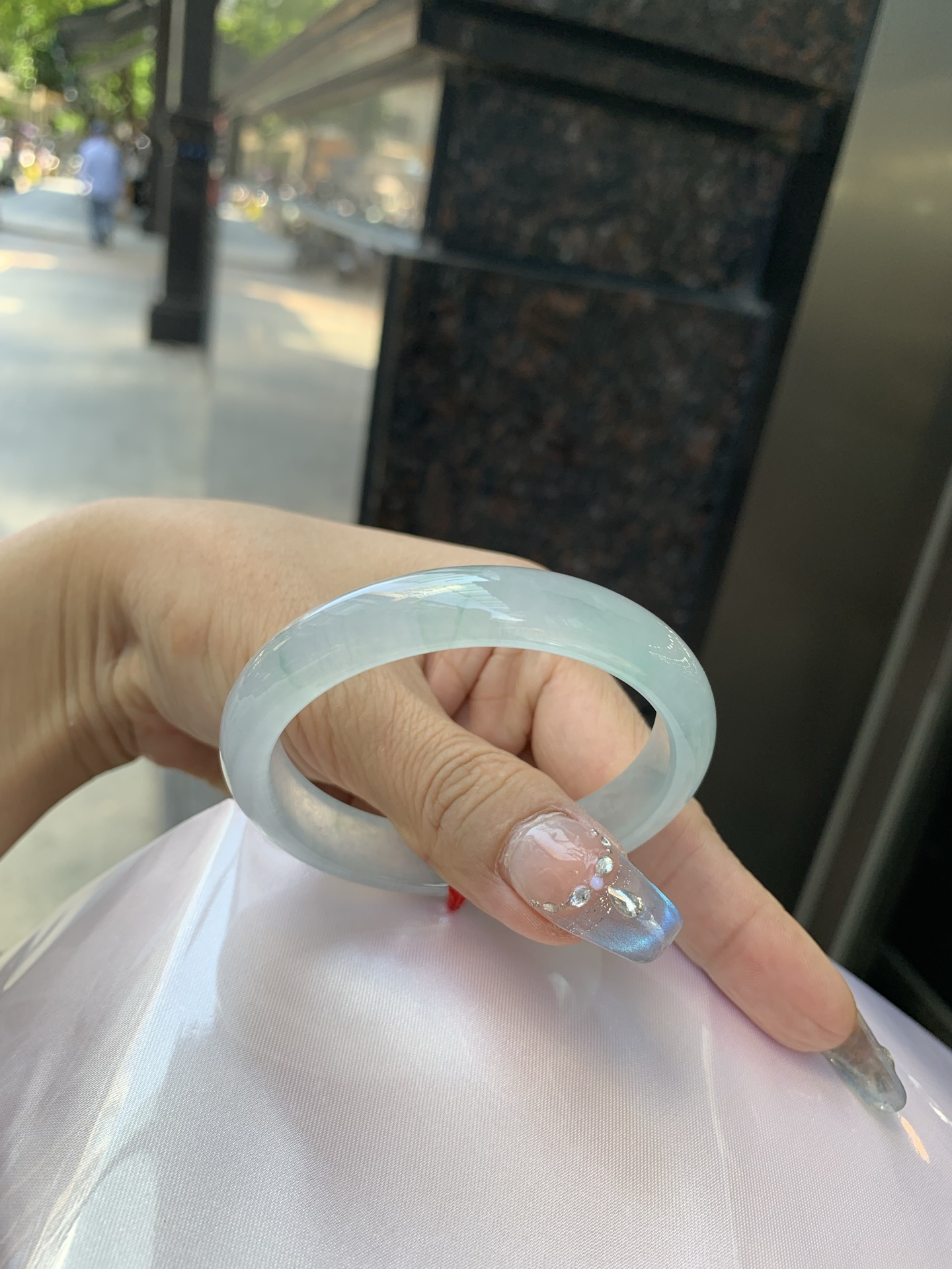 冰飘花贵妃，52-46-6.8-10.7，0430-285-33，打灯多处纹，不扣手，底妆冰透起光，蓝花灵动飘逸，勾勒出一幅唯美诗意的山水意境画，古典优雅又秀气