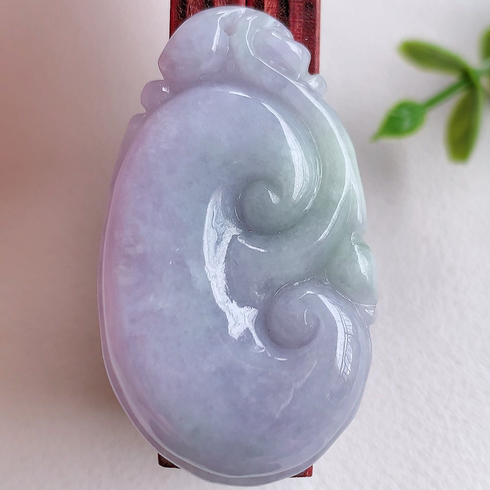 冰润紫罗兰吉祥如意翡翠吊坠  寓意“万事如意，吉祥如意,福寿绵长 心想事成”饱满大气，通透水润  W415.27  尺寸：42.3-24.6-6.8mm