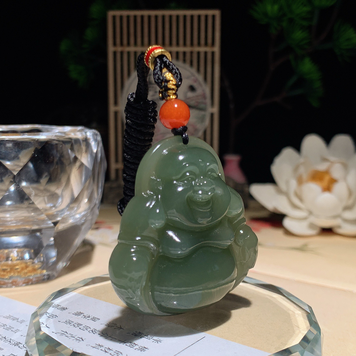 和田玉湖水绿佛引福来挂件。尺寸40/40/11重27克  手推出油。玉质细腻油润。品相大气20643