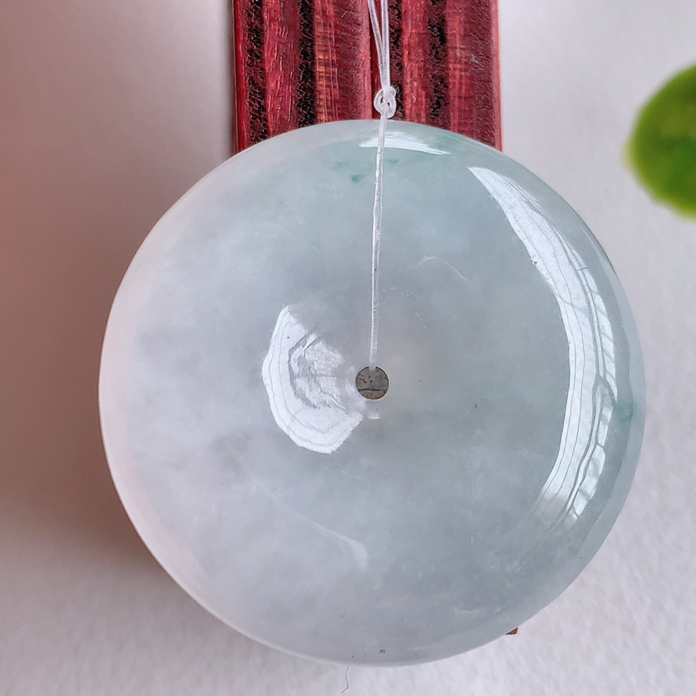 冰润飘花平安扣吊坠，厚装饱满，冰润剔透，细腻水足，种质润泽，飘花灵动，佩戴优雅大气，W49.27   尺寸：27-6mm