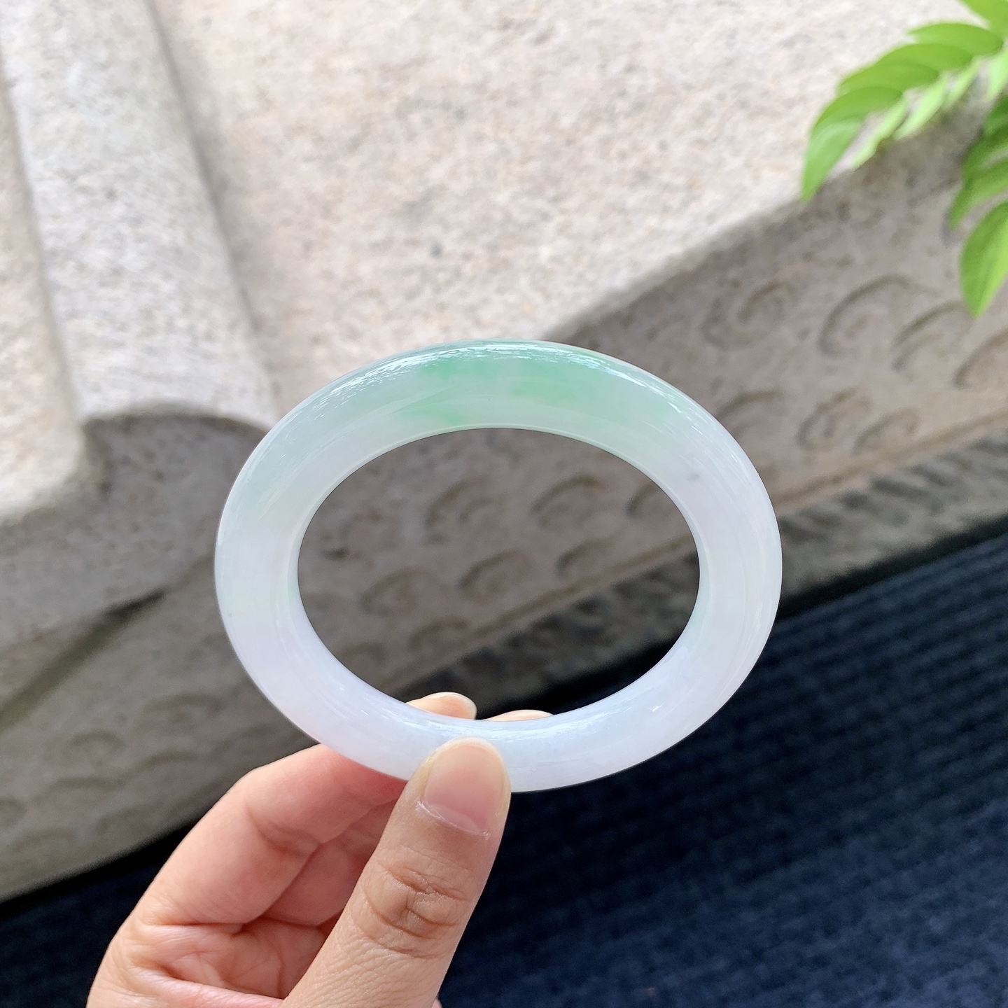 圆条55 56【圈口】56.7/10.7/10.8【编码】Q5062476【描述】细糯飘绿，水润，种老，细腻，打灯有棉线