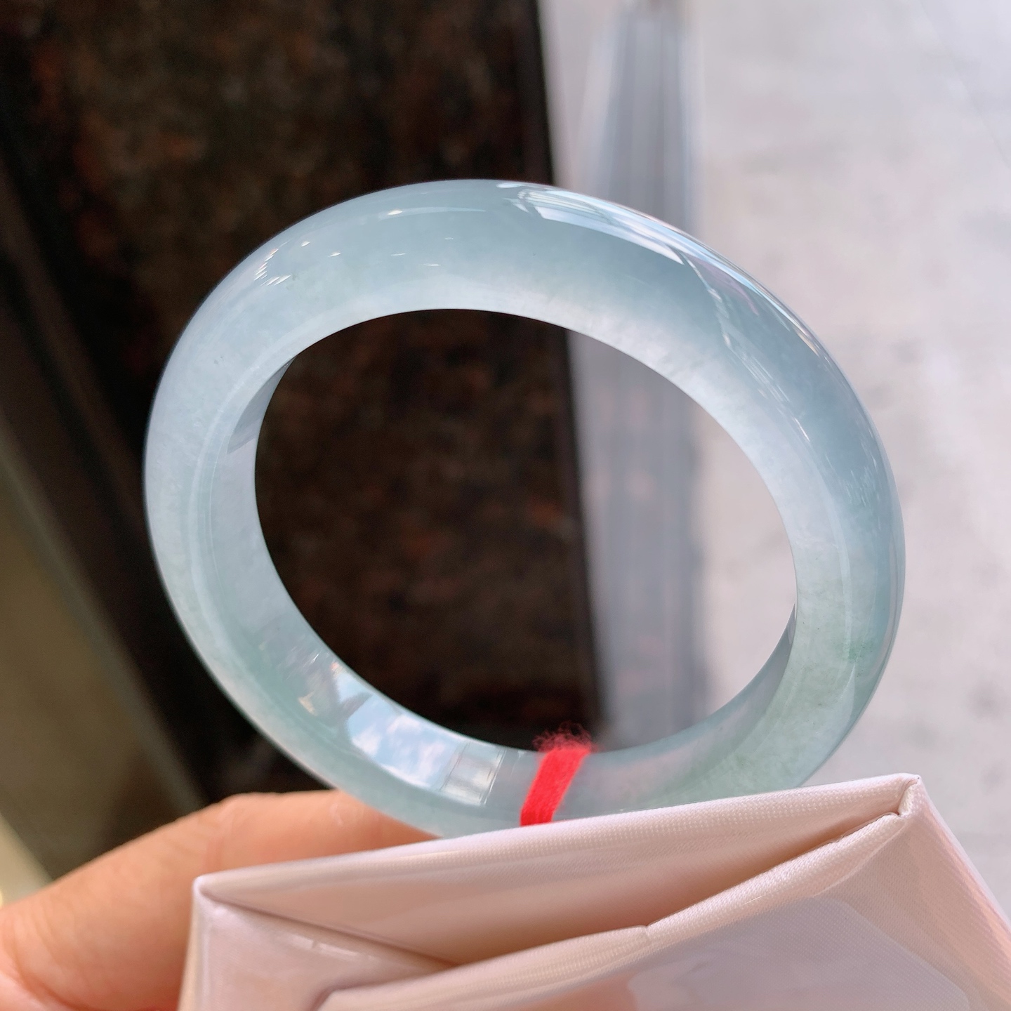 正圈冰种透明无色，无裂，尺寸：50.8/10.2/8.5，小圈口