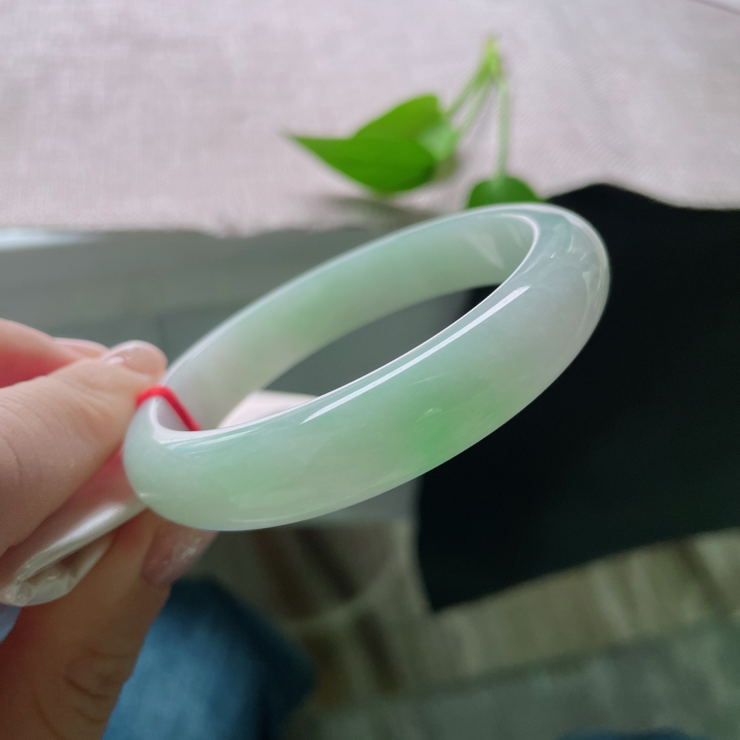 56.6/12.1/7.5飘绿正圈，温柔贤惠，素净，简约不简单，质地温润，无裂，ss52222a