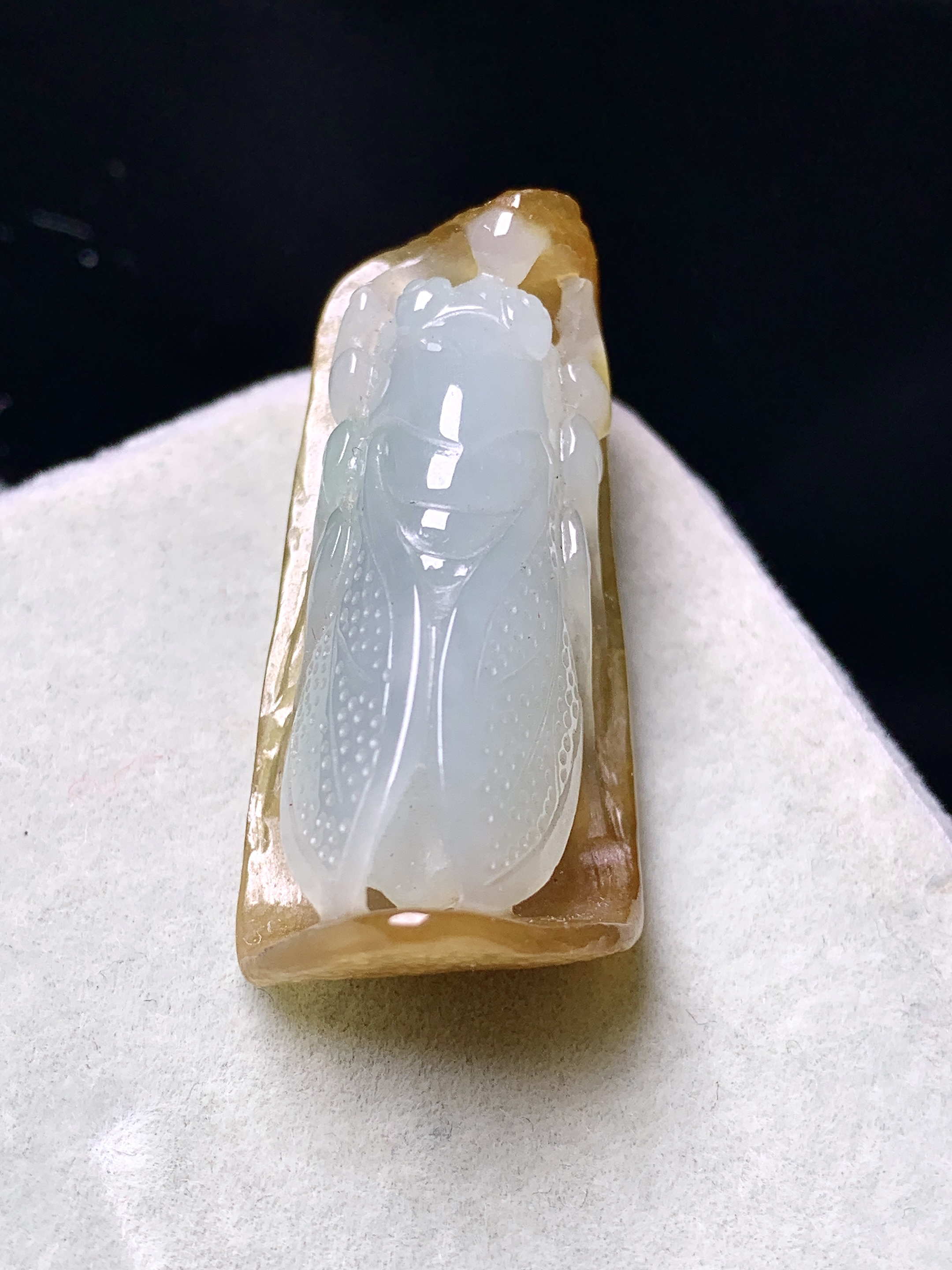 黄翡金蝉吊坠 玉质细腻 色泽艳丽清新 水润亮眼 整体尺寸36.6*16.5*12.8a5