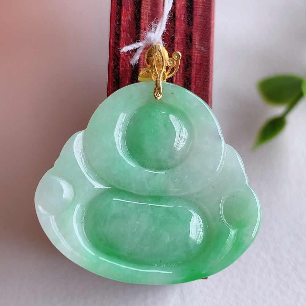 18k金扣冰润飘阳绿佛公挂件 玉质细腻  精雕弥勒佛，笑佛福耳垂肩，面相喜庆，开怀大笑，憨态可掬。惟妙惟肖，寓意福禄双全，吉祥美满，笑口常开 W415.27 尺寸：24.3-27-5.8mm