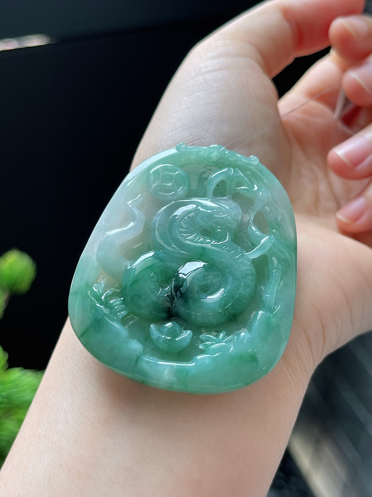 翡翠糯化种飘绿生肖蛇牌