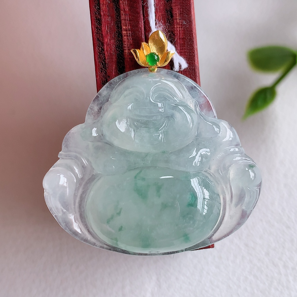 18k金扣冰润飘花佛公挂件 玉质细腻  精雕弥勒佛，笑佛福耳垂肩，面相喜庆，开怀大笑，憨态可掬。惟妙惟肖，寓意福禄双全，吉祥美满，笑口常开 W415.27  尺寸：23.8-28.3-5.6mm