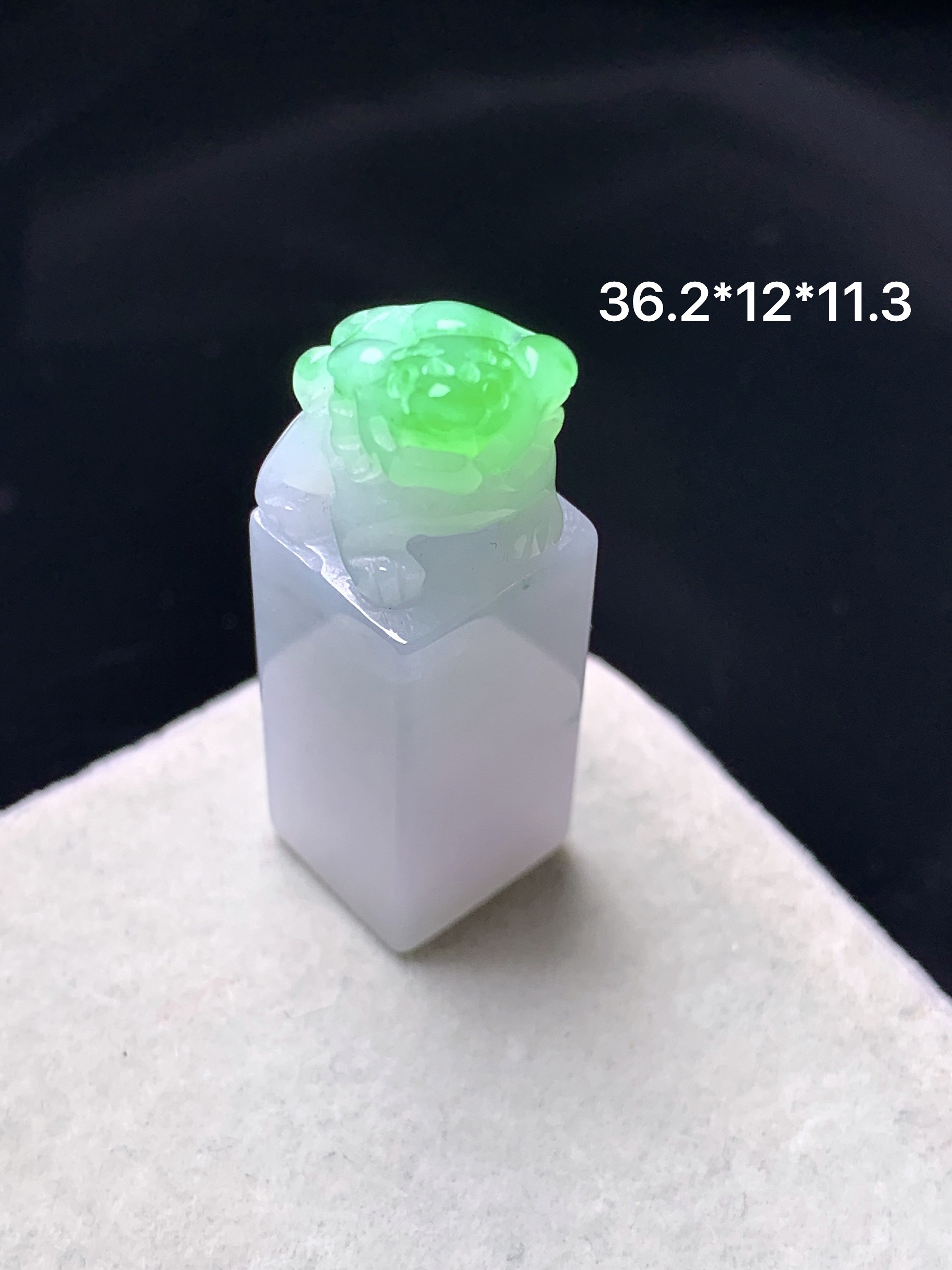 飘绿貔貅印章吊坠 玉质细腻 色泽艳丽清新 水润亮眼 整体尺寸36.2*12*11.3a5