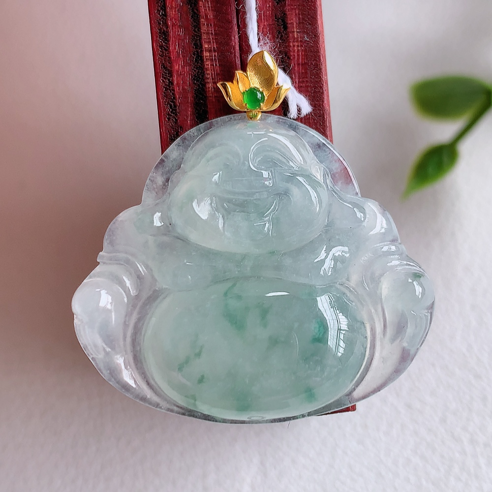 18k金扣冰润飘花佛公挂件 玉质细腻  精雕弥勒佛，笑佛福耳垂肩，面相喜庆，开怀大笑，憨态可掬。惟妙惟肖，寓意福禄双全，吉祥美满，笑口常开 W415.27  尺寸：23.8-28.3-5.6mm