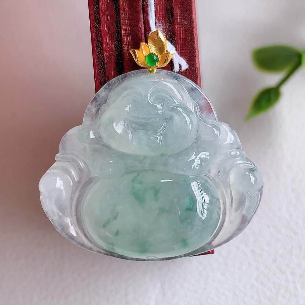 18k金扣冰润飘花佛公挂件 玉质细腻  精雕弥勒佛，笑佛福耳垂肩，面相喜庆，开怀大笑，憨态可掬。惟妙