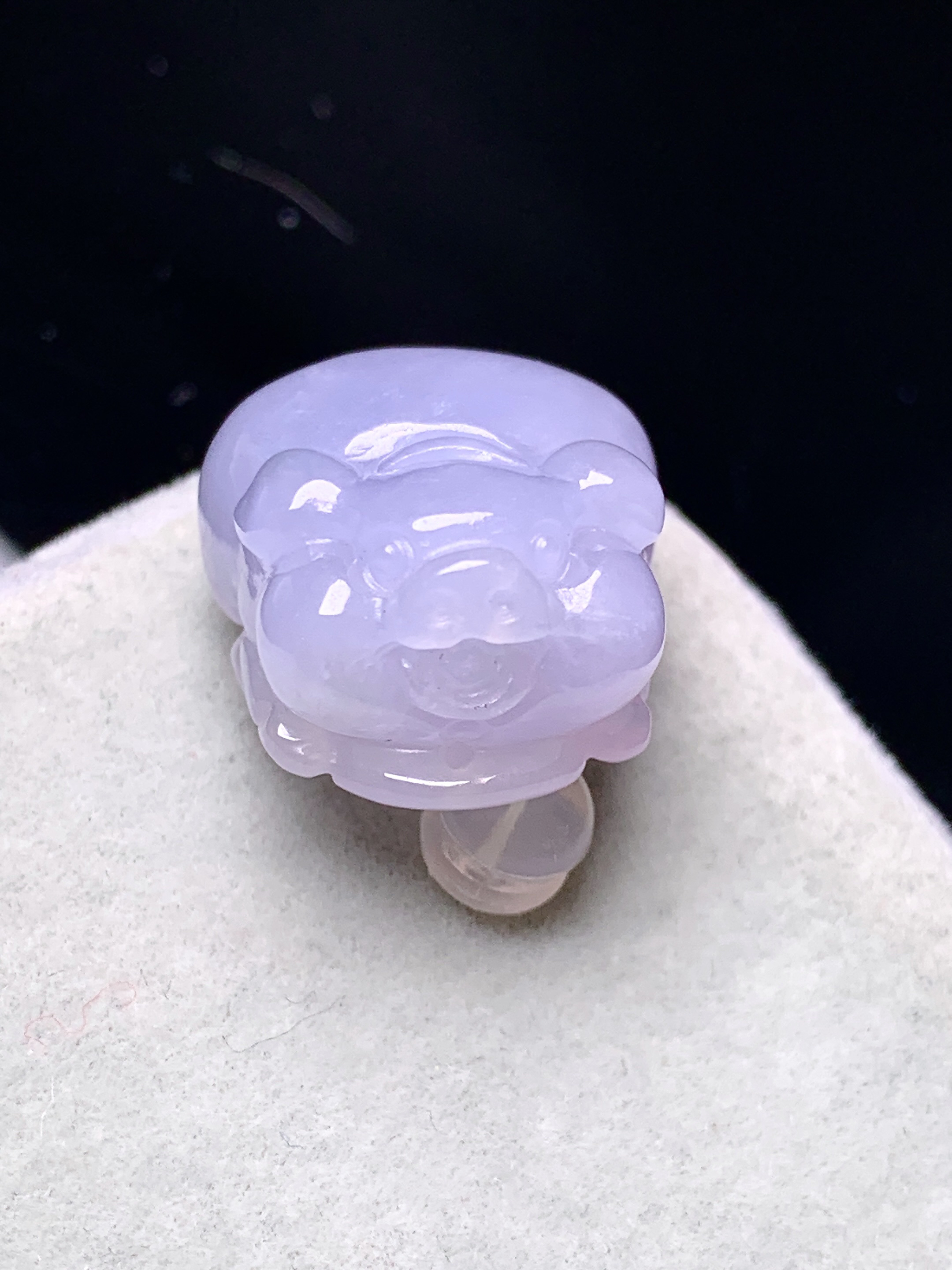 淡紫罗兰生肖猪吊坠 玉质细腻 色泽艳丽清新 水润亮眼 整体尺寸17.6*16.3*10.5a5
