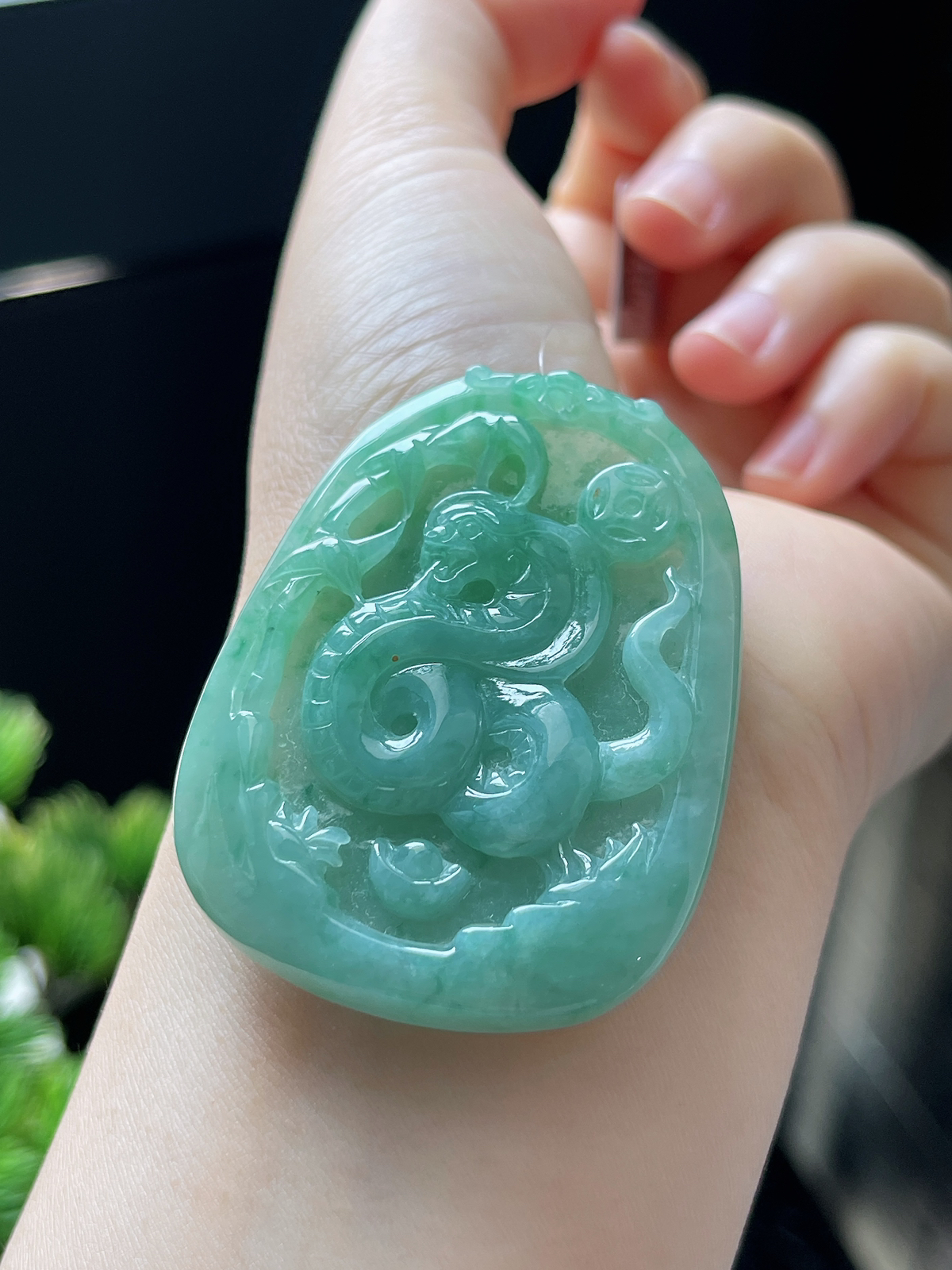 翡翠糯化种绿色生肖蛇牌