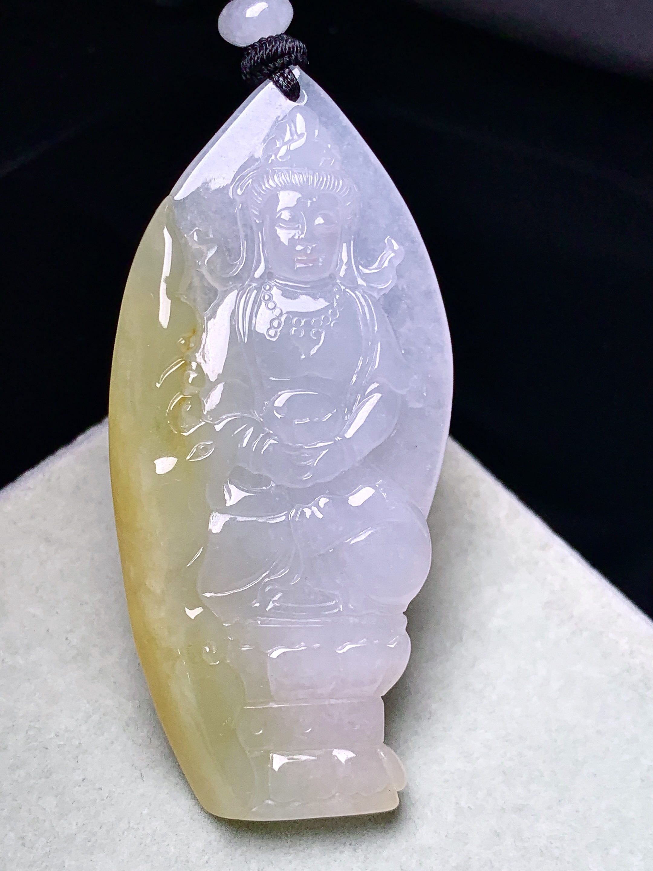 冰飘黄翡观音菩萨吊坠 玉质细腻 色泽艳丽清新 水润亮眼 整体尺寸61.2*29.2*5L1