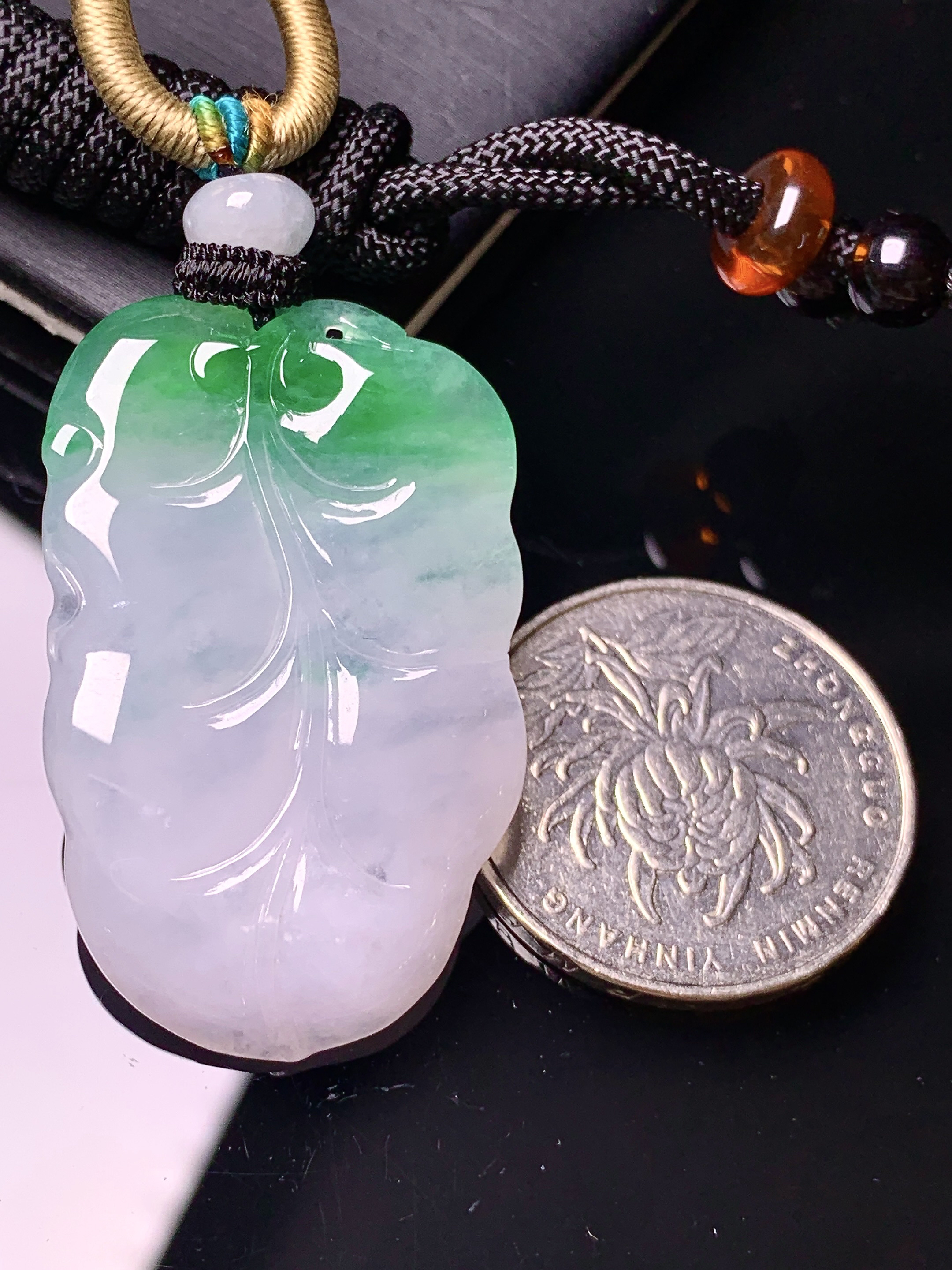 飘绿树叶吊坠 玉质细腻 色泽艳丽清新 水润亮眼 整体尺寸39.2*24.8*3.8w1