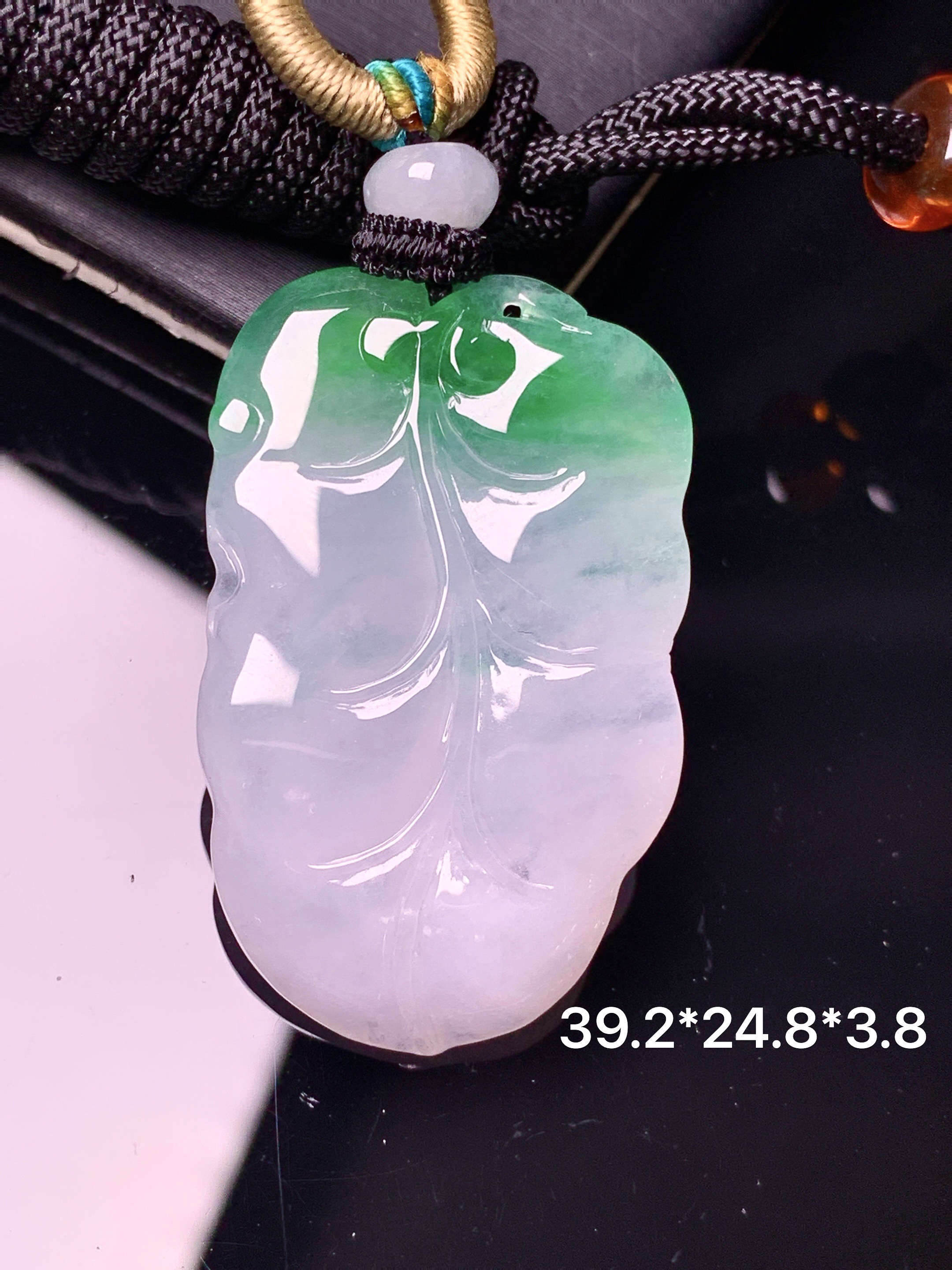飘绿树叶吊坠 玉质细腻 色泽艳丽清新 水润亮眼 整体尺寸39.2*24.8*3.8w1