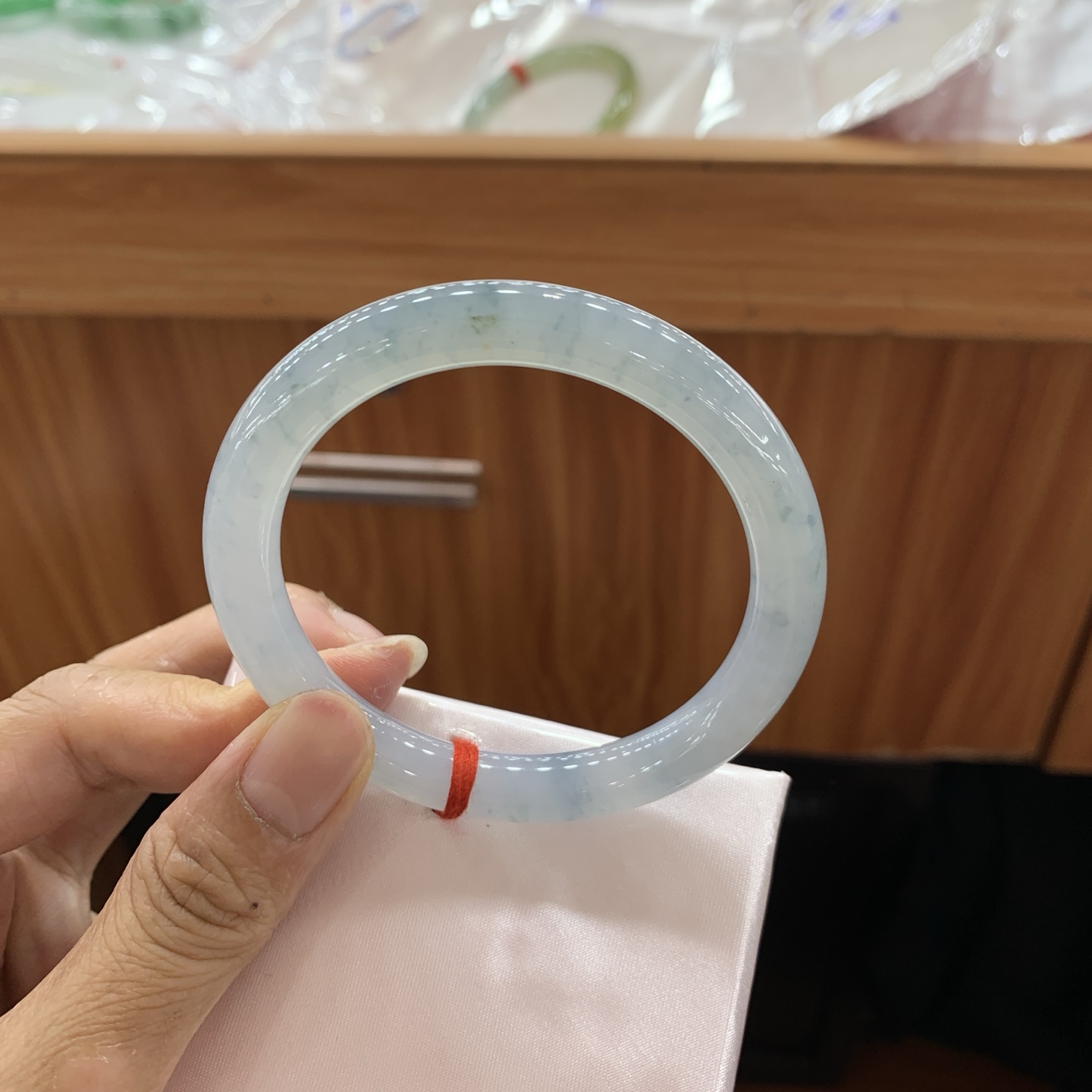 042921FN，飘花圆条翡翠手镯，56-9.1-8.5
