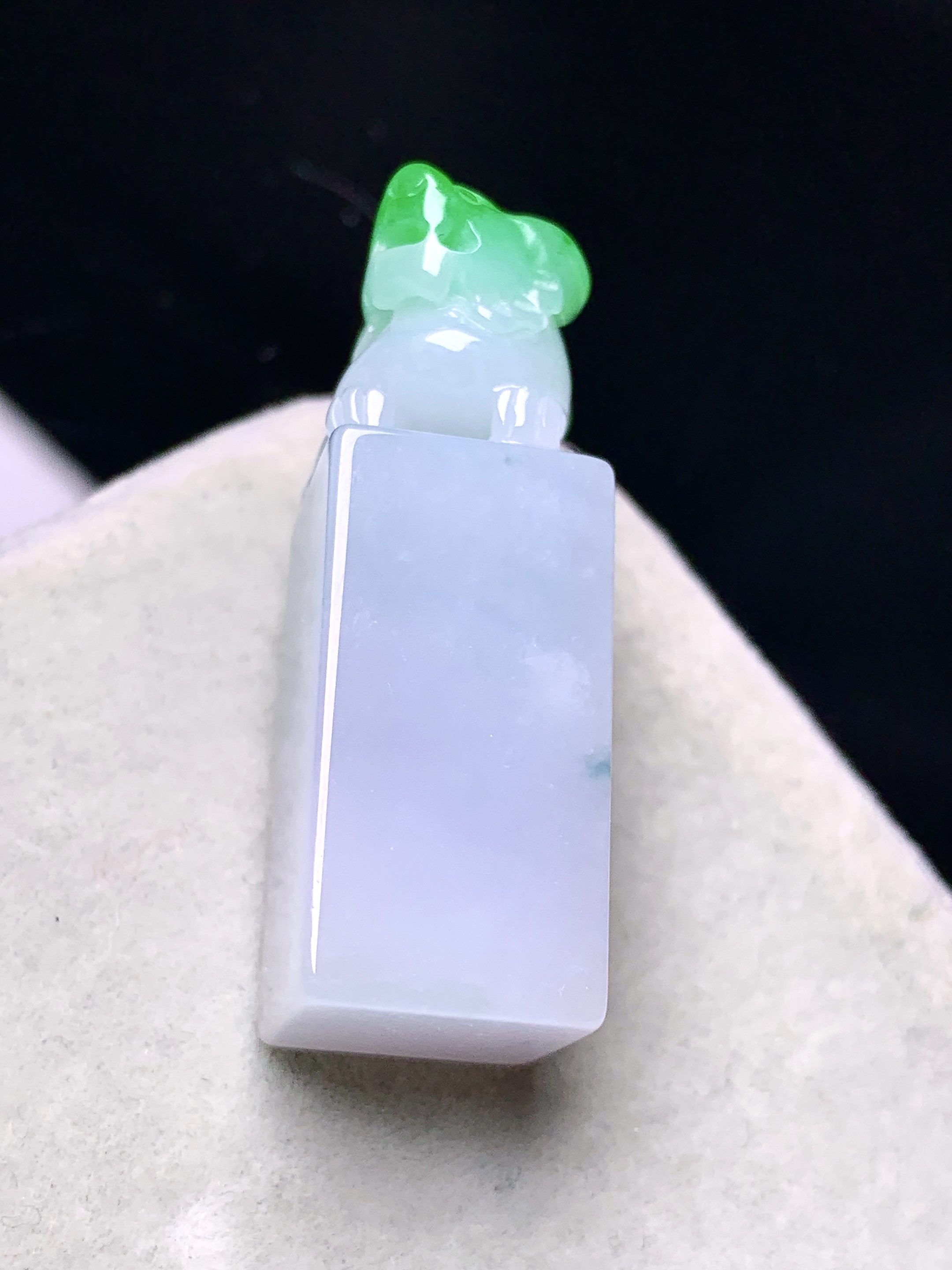 飘绿貔貅印章吊坠 玉质细腻 色泽艳丽清新 水润亮眼 整体尺寸36.2*12*11.3a5