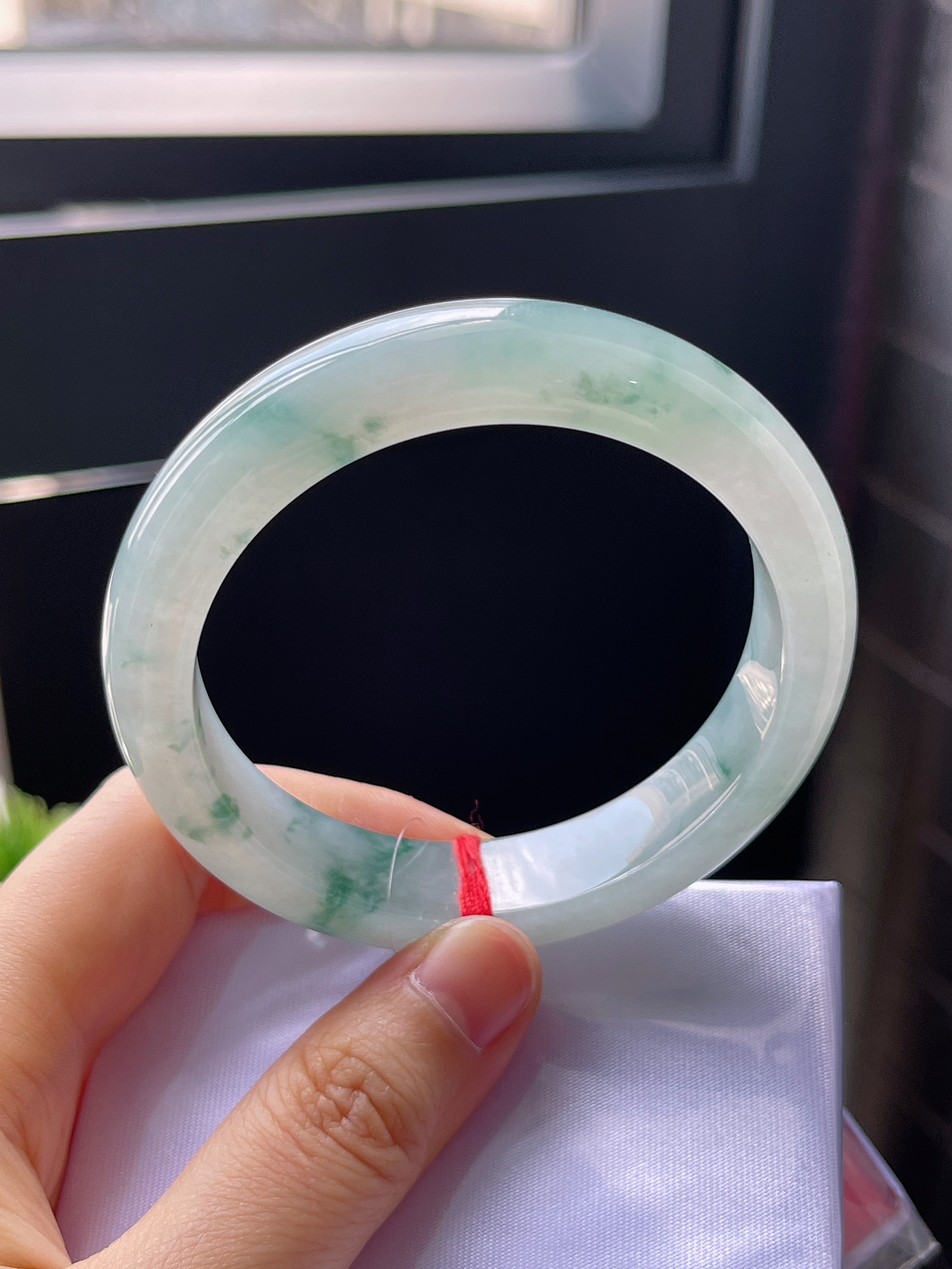 正圈55.8圈口，翡翠冰糯种飘绿手镯