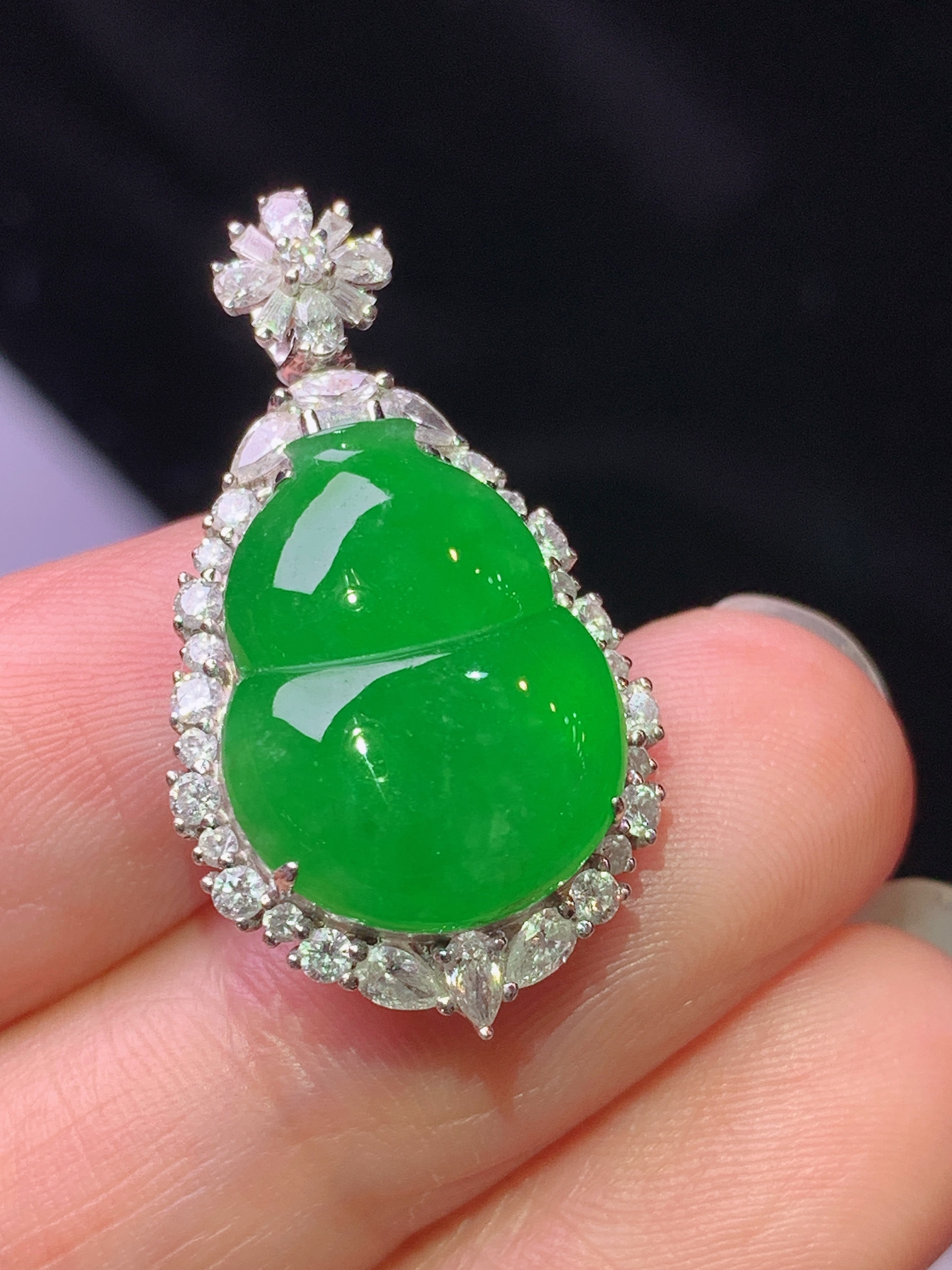18k金钻镶嵌满绿葫芦吊坠 玉质细腻 色泽艳丽清新 水润亮眼 整体尺寸28.8*16*9.2t4