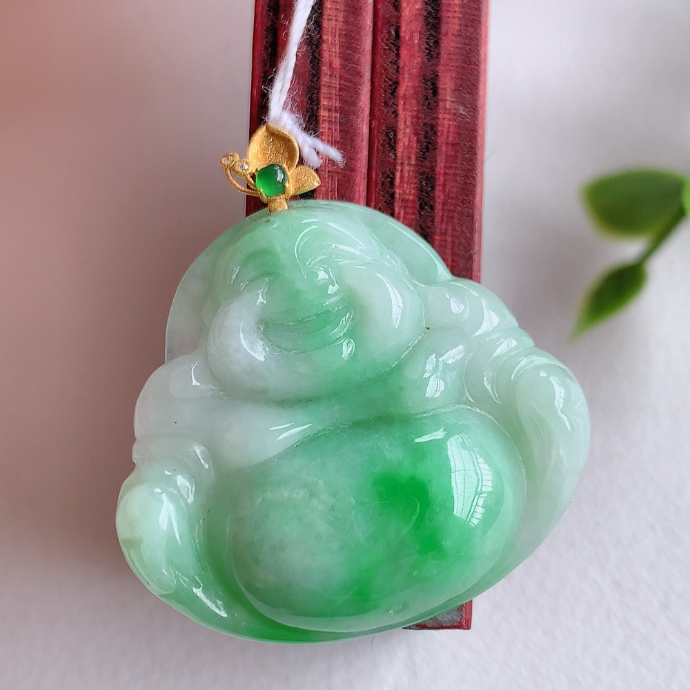 18k金扣冰润飘阳绿佛公挂件 玉质细腻  精雕弥勒佛，笑佛福耳垂肩，面相喜庆，开怀大笑，憨态可掬。惟妙惟肖，寓意福禄双全，吉祥美满，笑口常开 W415.27 尺寸：24.3-27-5.8mm