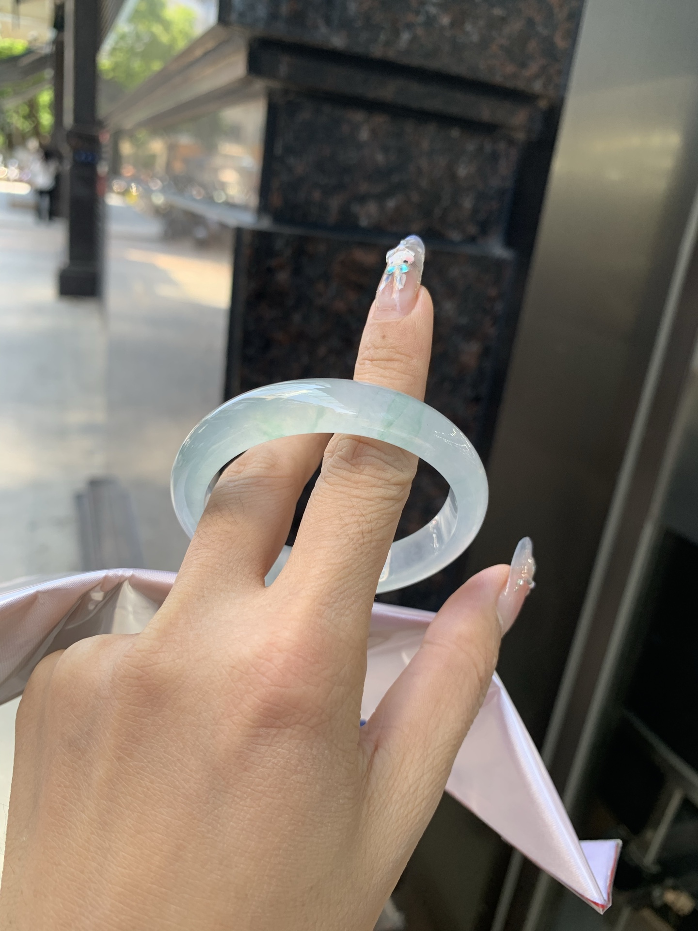 冰飘花贵妃，52-46-6.8-10.7，0430-285-33，打灯多处纹，不扣手，底妆冰透起光，蓝花灵动飘逸，勾勒出一幅唯美诗意的山水意境画，古典优雅又秀气