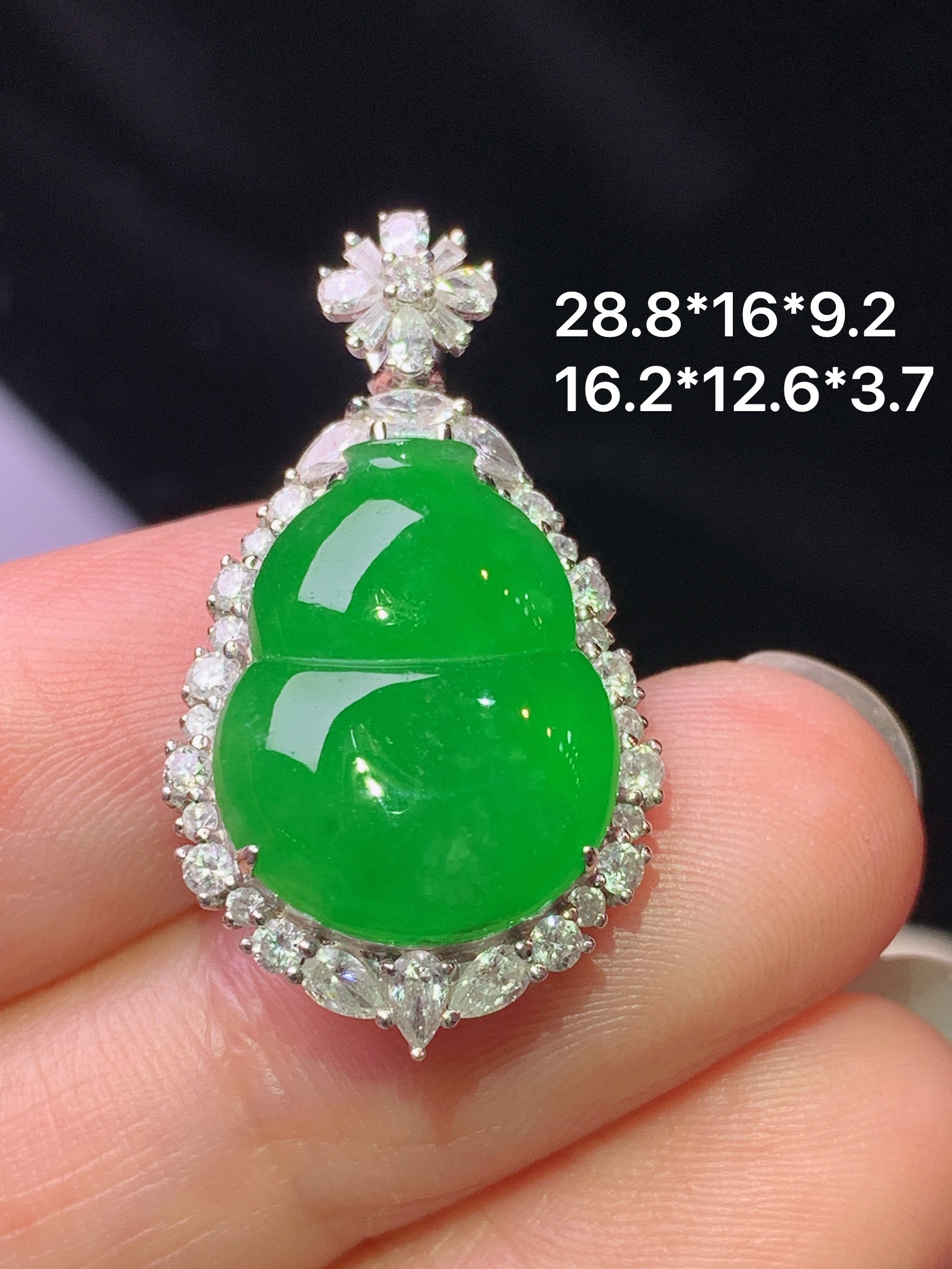 18k金钻镶嵌满绿葫芦吊坠 玉质细腻 色泽艳丽清新 水润亮眼 整体尺寸28.8*16*9.2t4