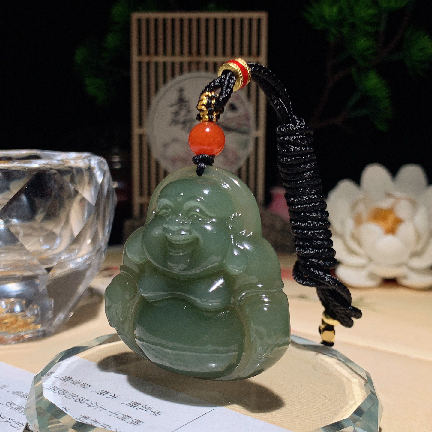 和田玉湖水绿佛引福来挂件。尺寸40/40/11重27克  手推出油。玉质细腻油润。品相大气206430