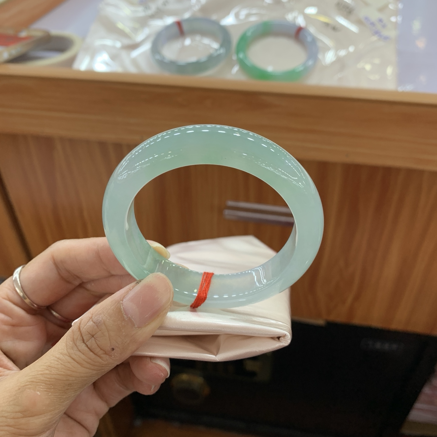 042902JJ，冰绿底正圈正圈翡翠手镯，52.8-12.7-8.5，编号042902JJ