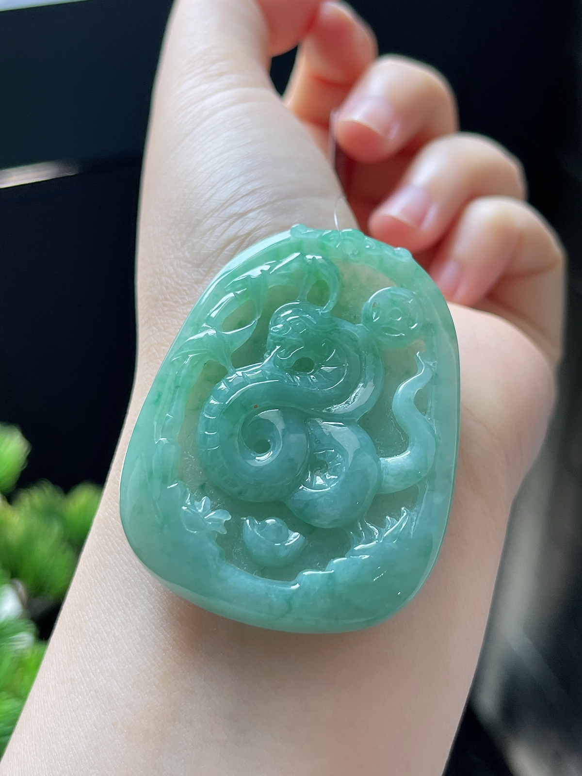 翡翠糯化种绿色生肖蛇牌