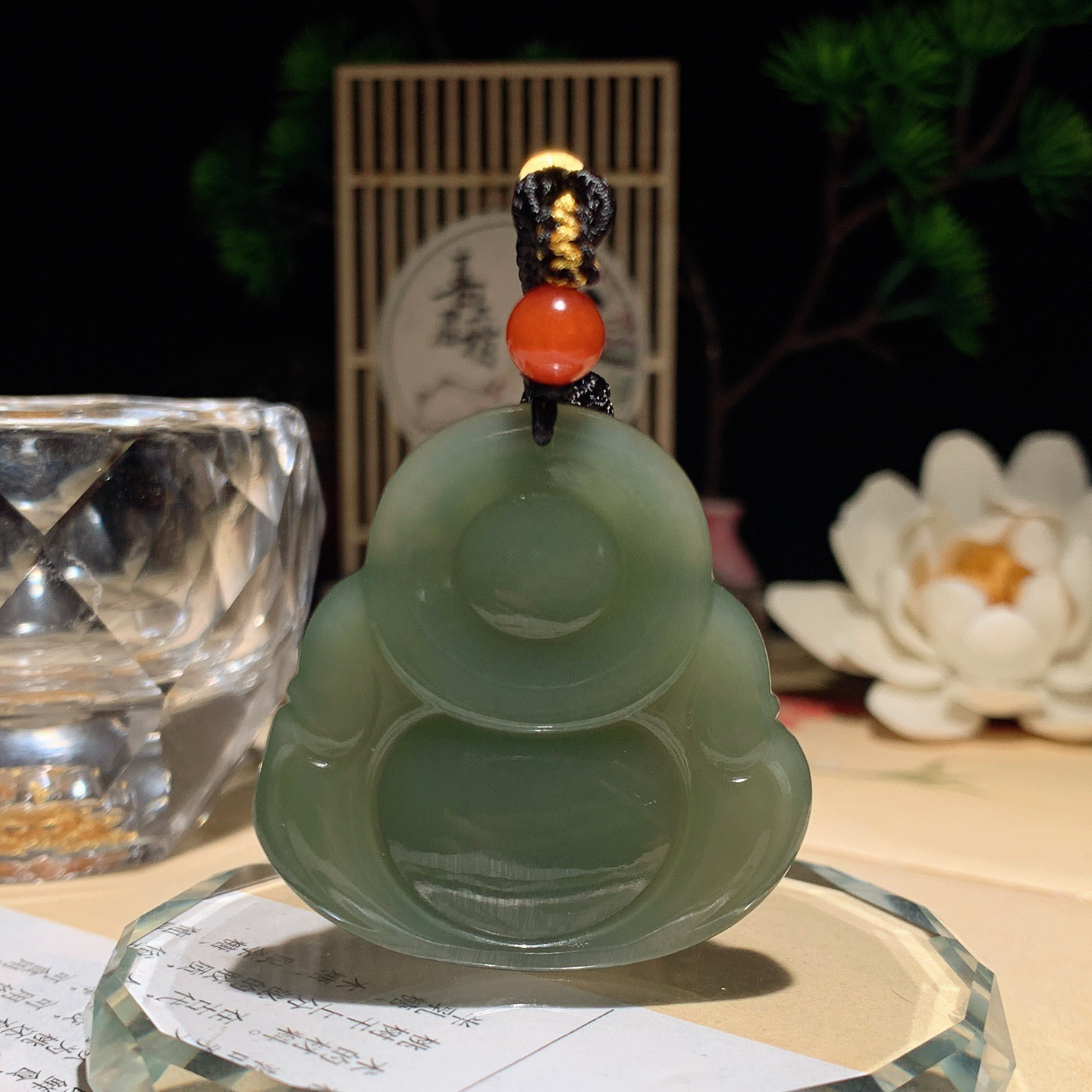 和田玉湖水绿佛引福来挂件。尺寸40/40/11重27克  手推出油。玉质细腻油润。品相大气206430
