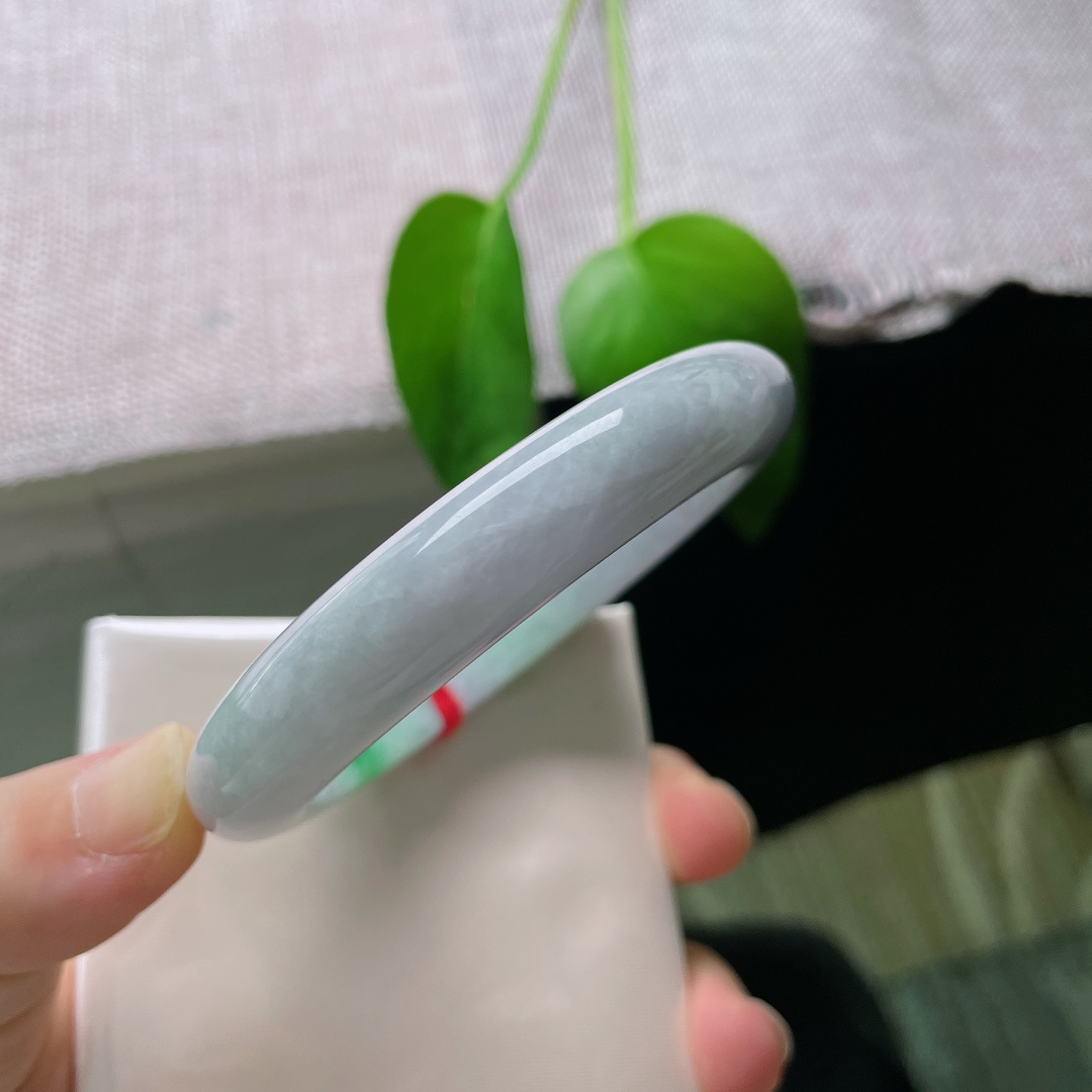 57.3/12/9.7，飘阳绿正圈，色辣，贵气，优雅，甜美，一点皮纹，雍容华贵，耐看，ss50540a