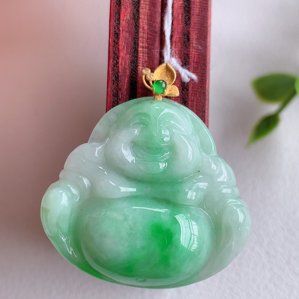 18k金扣冰润飘阳绿佛公挂件 玉质细腻  精雕弥勒佛，笑佛福耳垂肩，面相喜庆，开怀大笑，憨态可掬。惟妙惟肖，寓意福禄双全，吉祥美满，笑口常开 W415.27 尺寸：24.3-27-5.8mm