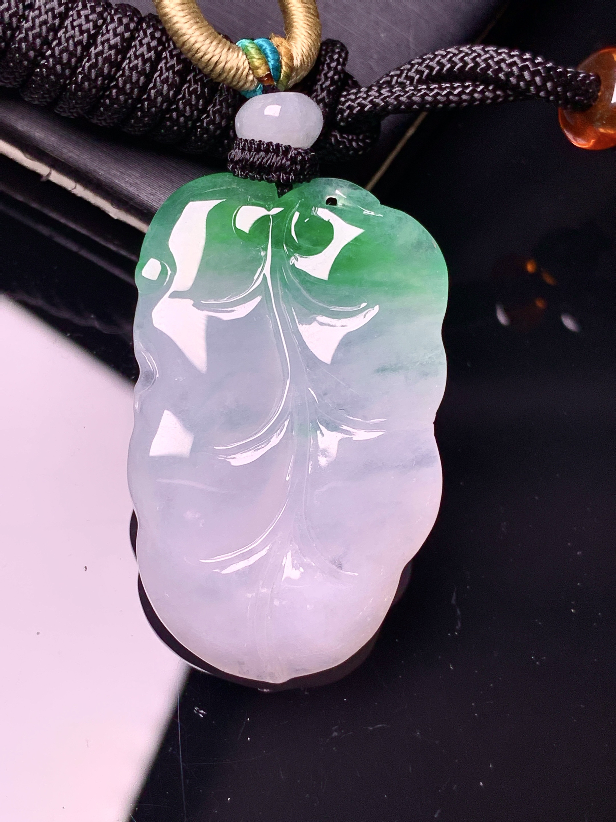 飘绿树叶吊坠 玉质细腻 色泽艳丽清新 水润亮眼 整体尺寸39.2*24.8*3.8w1