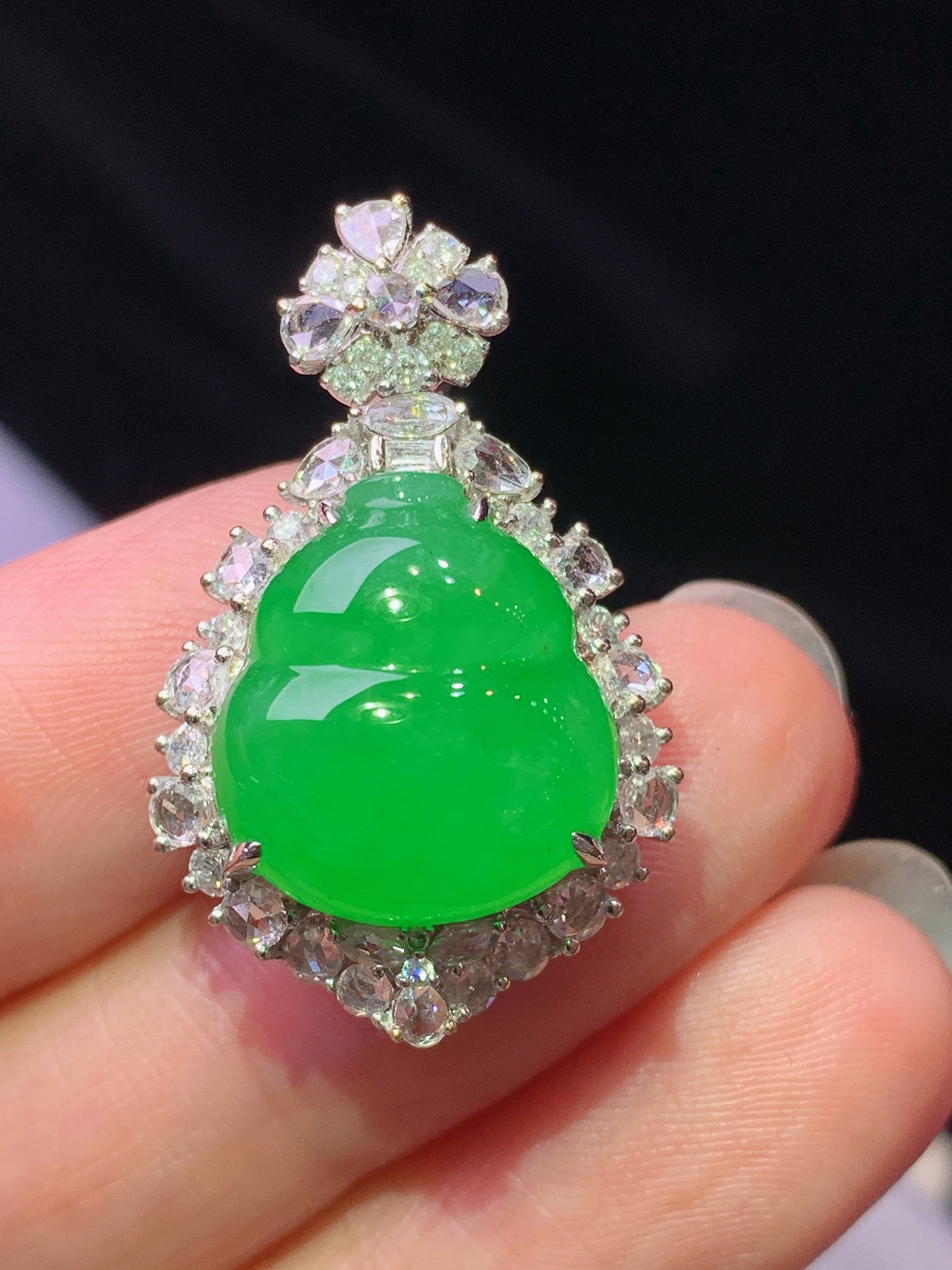 18k金钻镶嵌冰阳绿葫芦吊坠 玉质细腻 色泽艳丽清新 水润亮眼 整体尺寸28.8*18*12.7L3