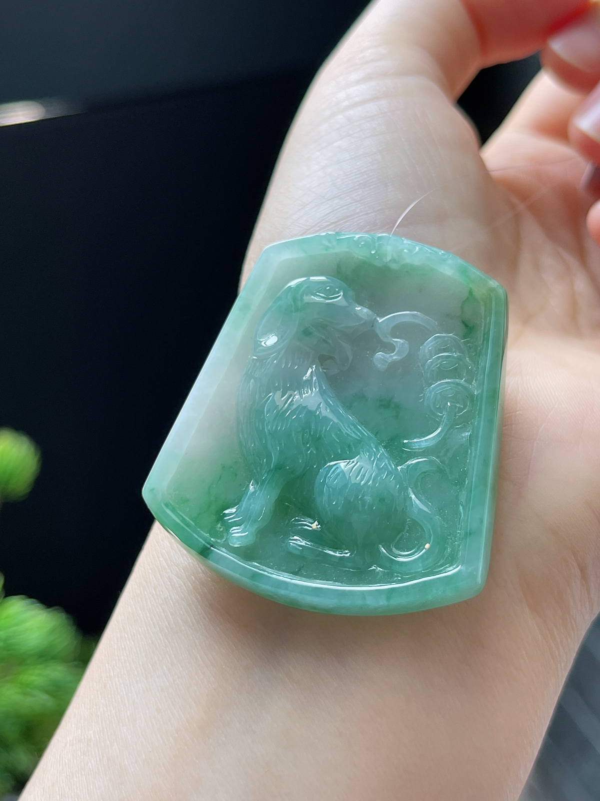 翡翠糯化种飘绿属相狗吊坠