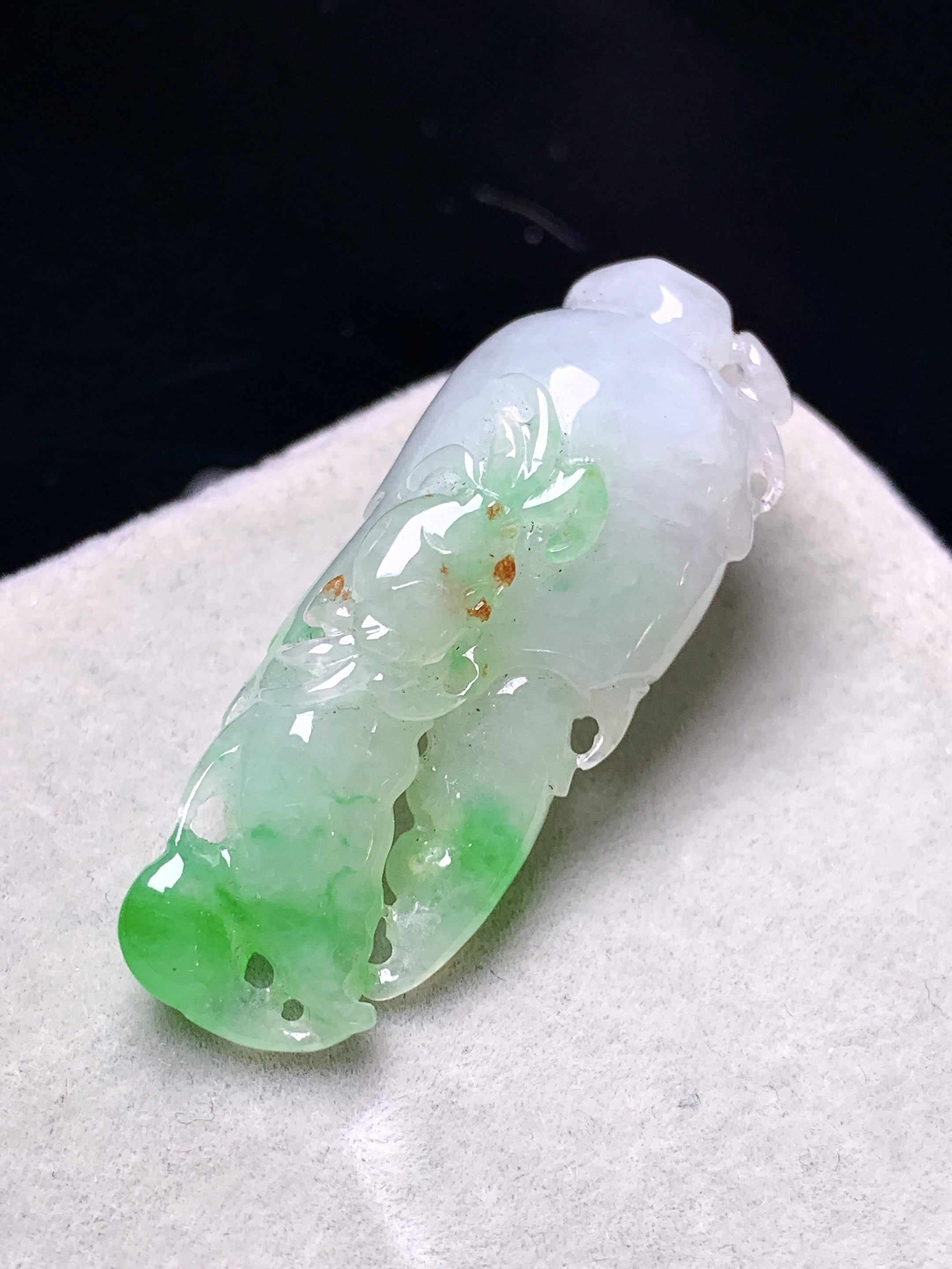 飘绿蟹钳吊坠 玉质细腻 色泽艳丽清新 水润亮眼 整体尺寸37.5*15.5*10a5
