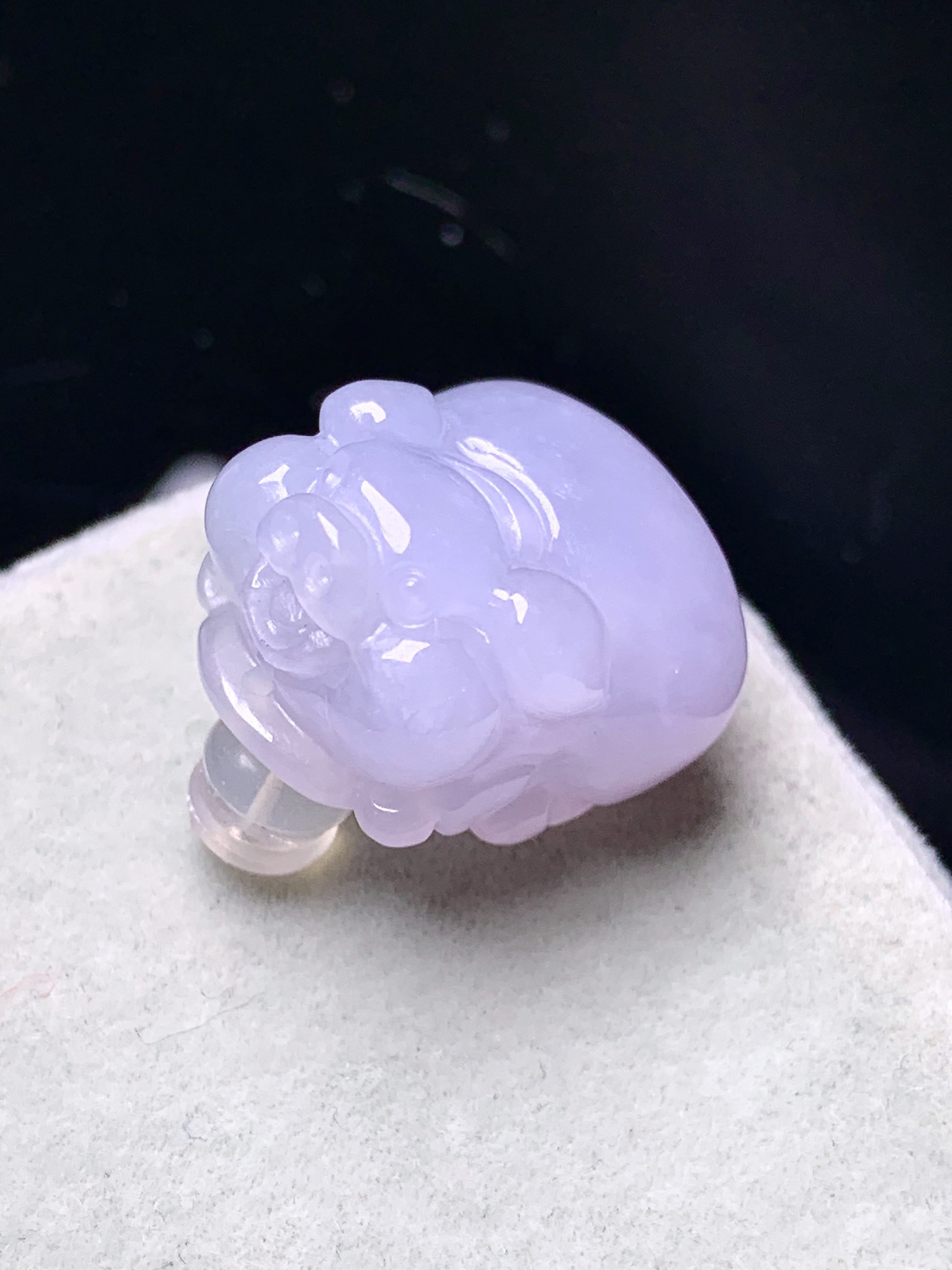 淡紫罗兰生肖猪吊坠 玉质细腻 色泽艳丽清新 水润亮眼 整体尺寸17.6*16.3*10.5a5