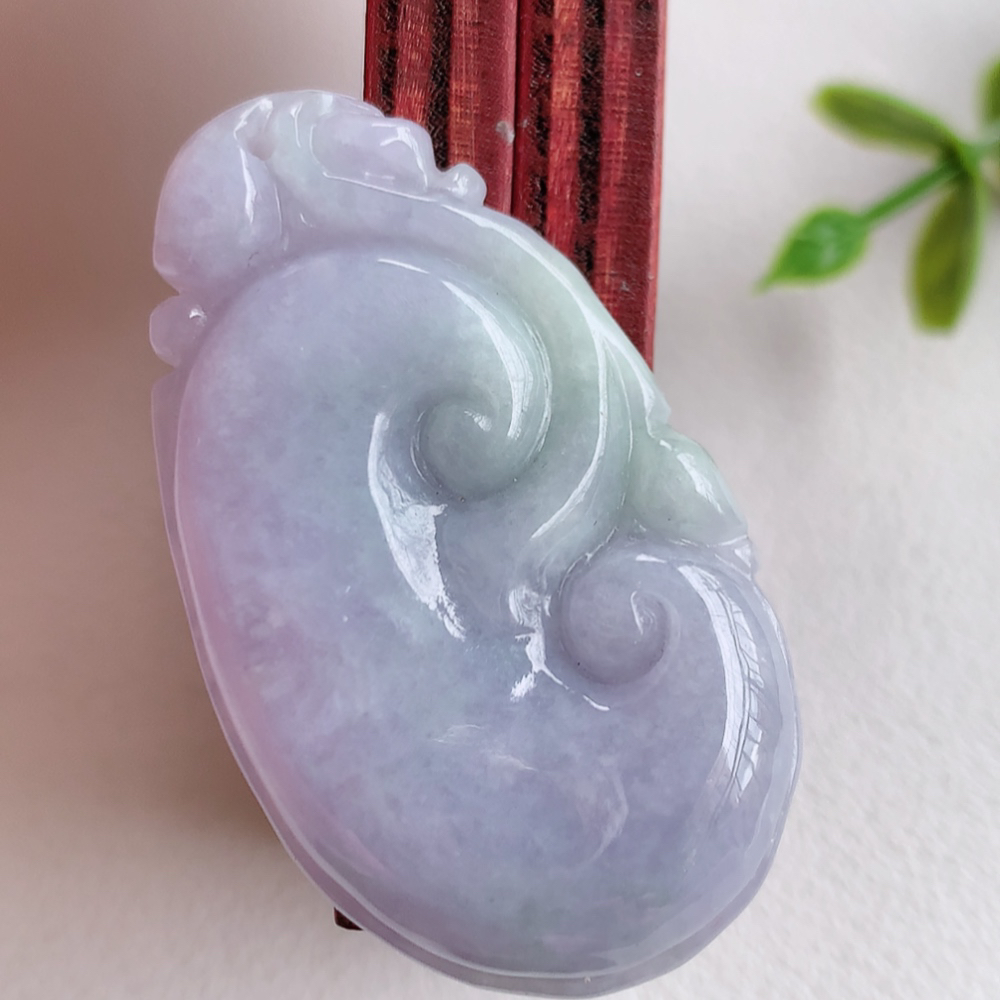 冰润紫罗兰吉祥如意翡翠吊坠  寓意“万事如意，吉祥如意,福寿绵长 心想事成”饱满大气，通透水润  W415.27  尺寸：42.3-24.6-6.8mm