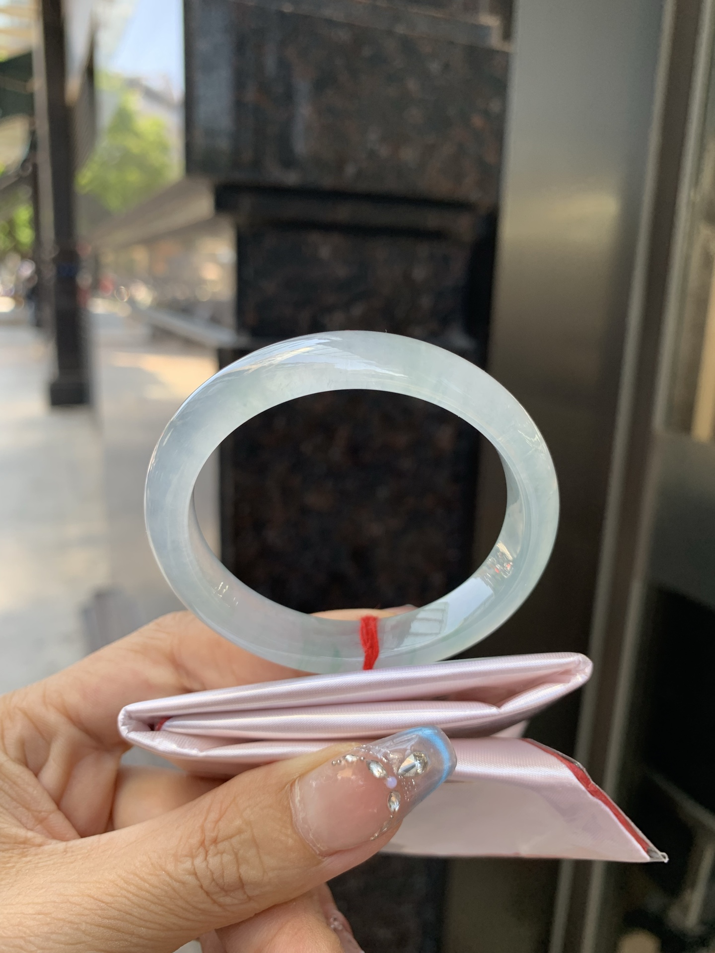 冰飘花贵妃，52-46-6.8-10.7，0430-285-33，打灯多处纹，不扣手，底妆冰透起光，蓝花灵动飘逸，勾勒出一幅唯美诗意的山水意境画，古典优雅又秀气