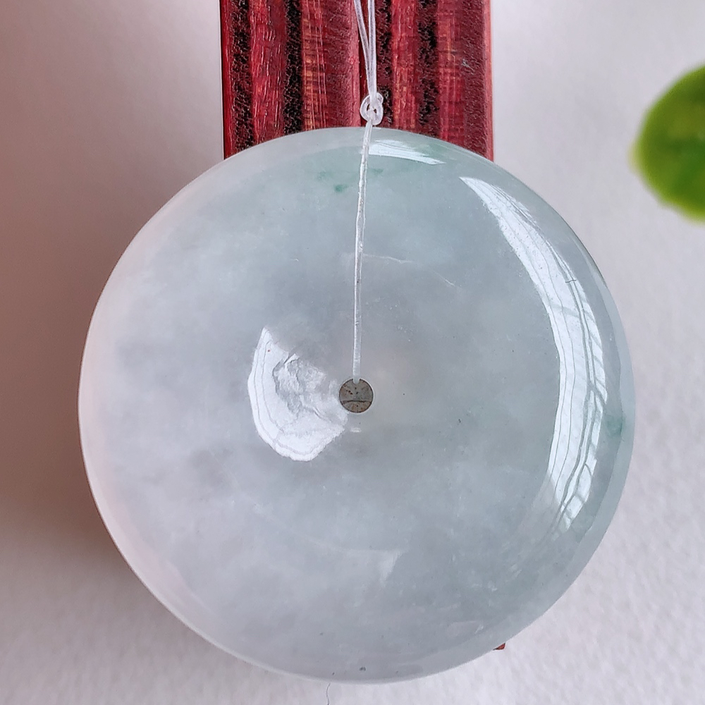 冰润飘花平安扣吊坠，厚装饱满，冰润剔透，细腻水足，种质润泽，飘花灵动，佩戴优雅大气，W49.27  