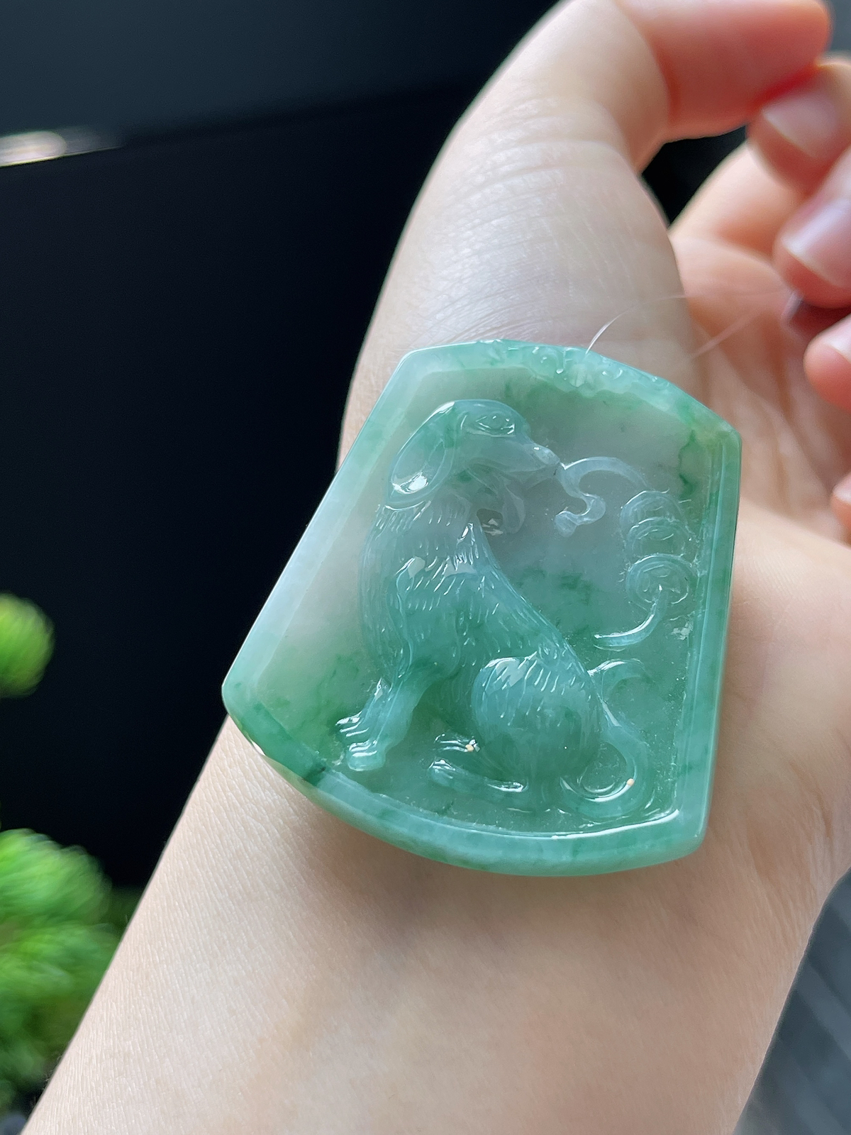 翡翠糯化种飘绿属相狗吊坠