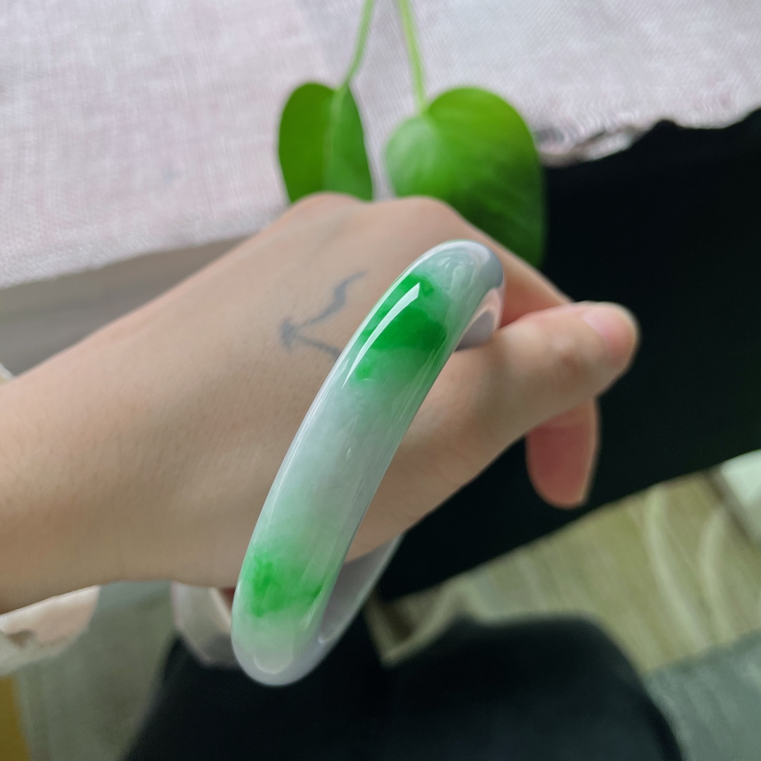57.3/12/9.7，飘阳绿正圈，色辣，贵气，优雅，甜美，一点皮纹，雍容华贵，耐看，ss50540a