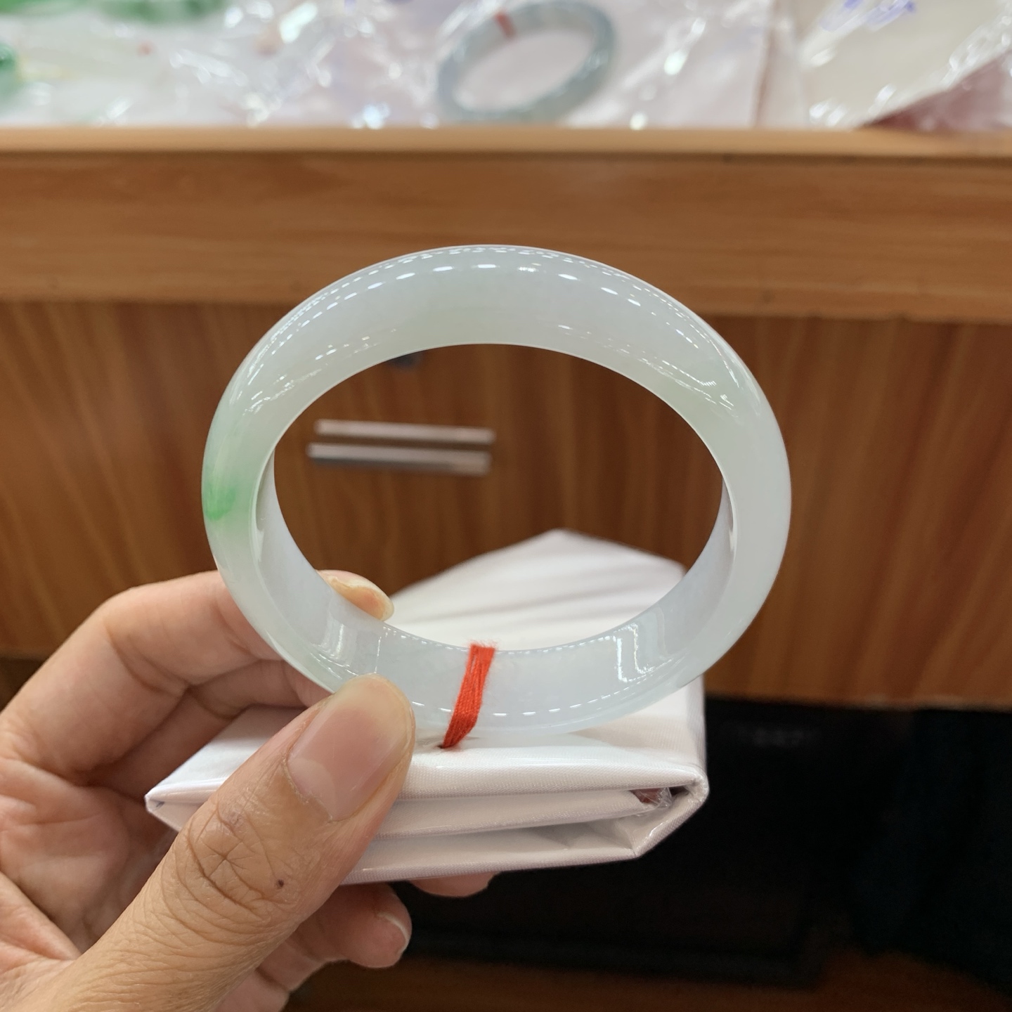 042922GX，飘绿宽版正圈翡翠手镯，56.7-14.3-7.5