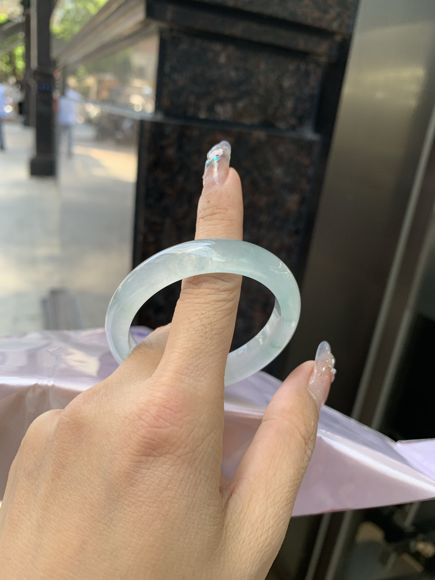 冰飘花贵妃，52-46-6.8-10.7，0430-285-33，打灯多处纹，不扣手，底妆冰透起光，蓝花灵动飘逸，勾勒出一幅唯美诗意的山水意境画，古典优雅又秀气