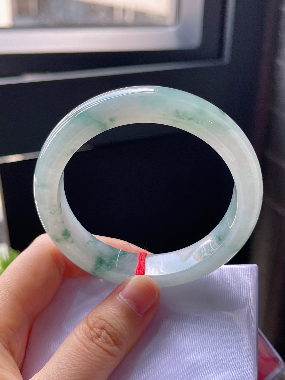 正圈55.8圈口，翡翠冰糯种飘绿手镯