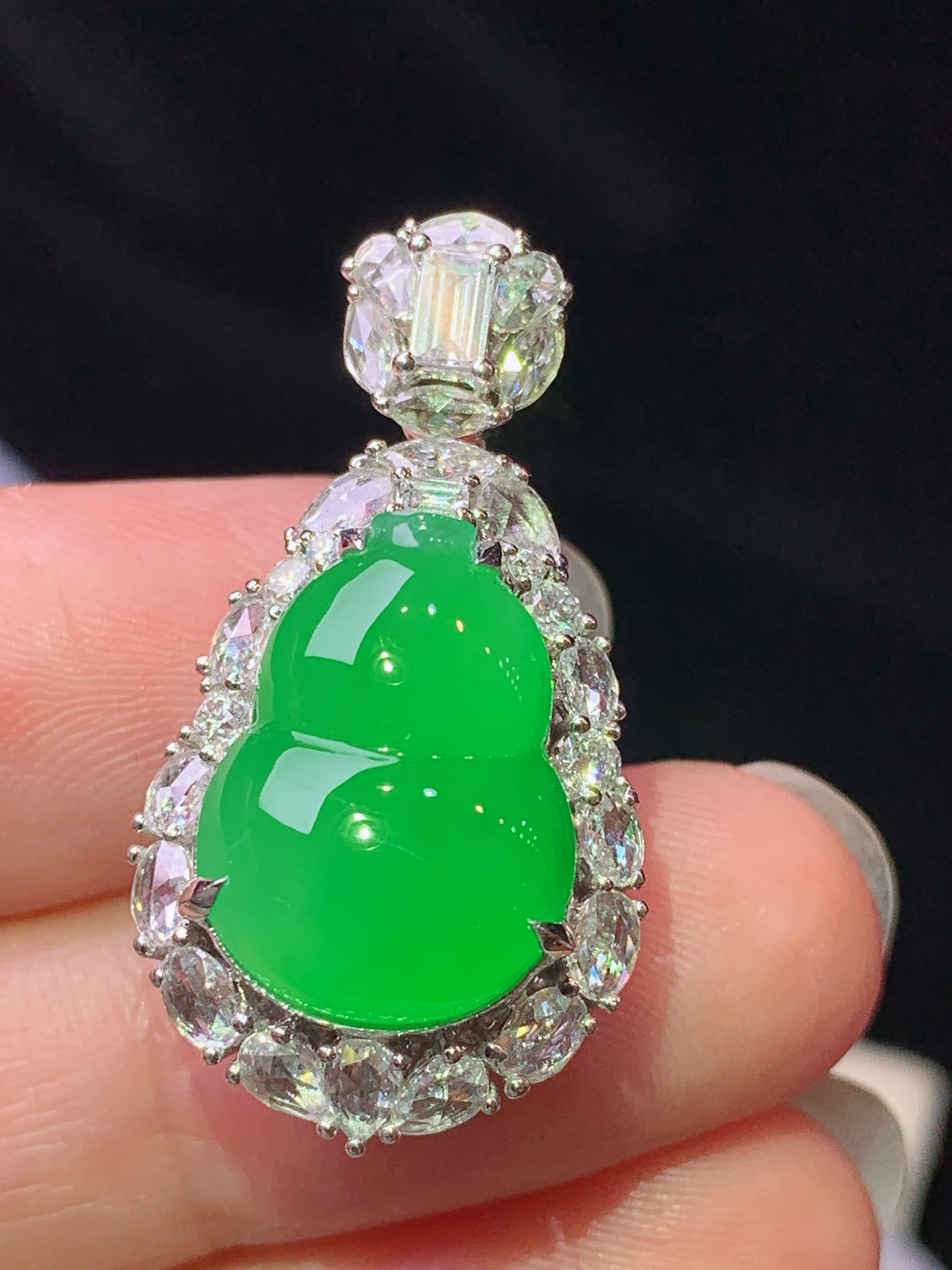 18k金钻镶嵌冰阳绿葫芦吊坠 玉质细腻 色泽艳丽清新 水润亮眼 整体尺寸30*16*12.6t2