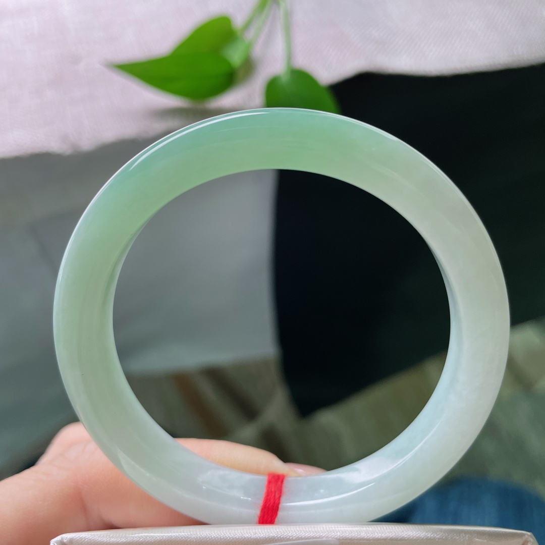 绿底正圈，水润，细腻，窄条秀丽，清馨怡人，无裂，54591a