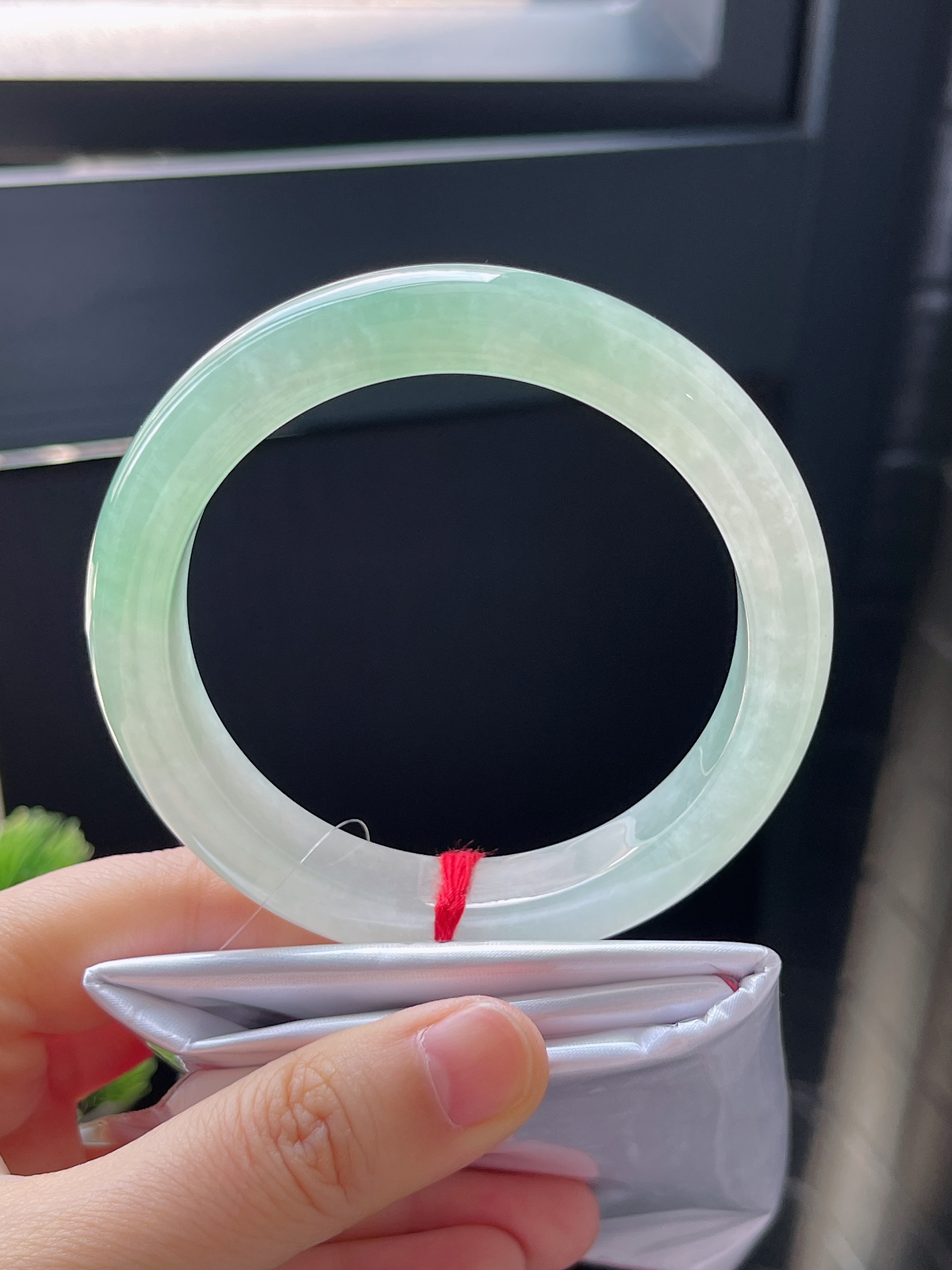 正圈59.2圈口，翡翠冰糯种淡绿色手镯